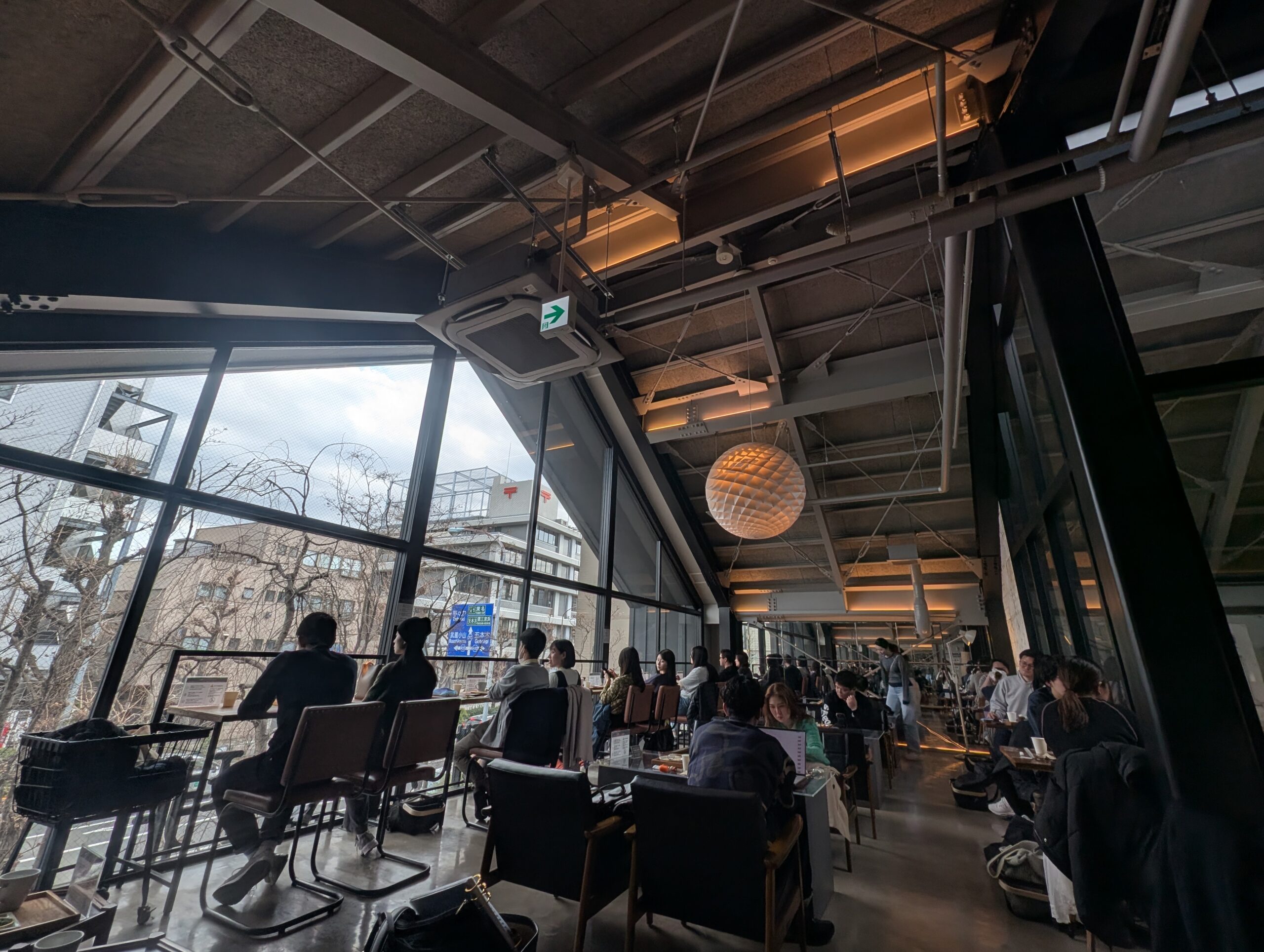 Factory & Labo 神乃珈琲 2階の人気の窓側席