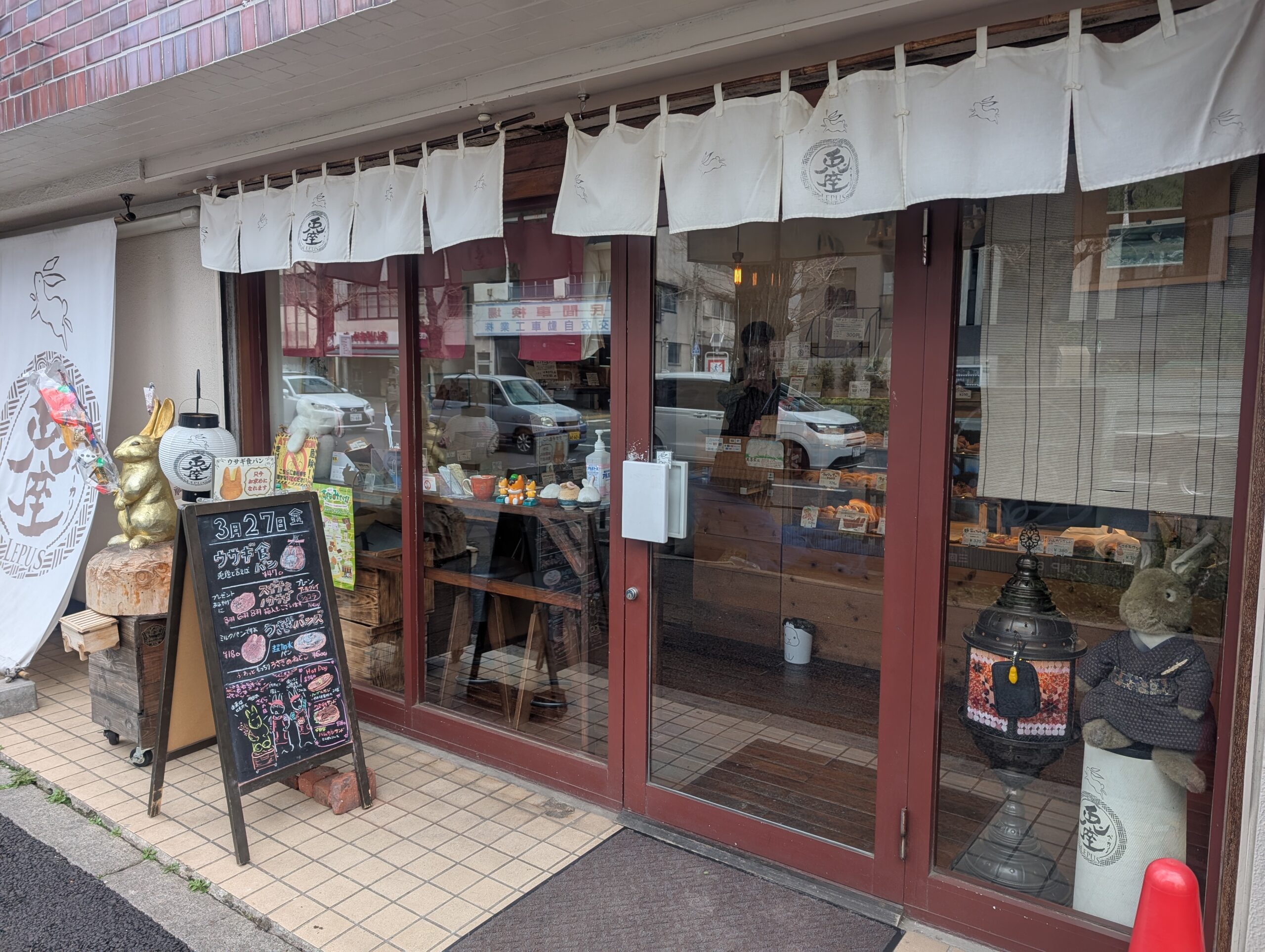 新高円寺にあるベーカリー兎座LEPUSの外観