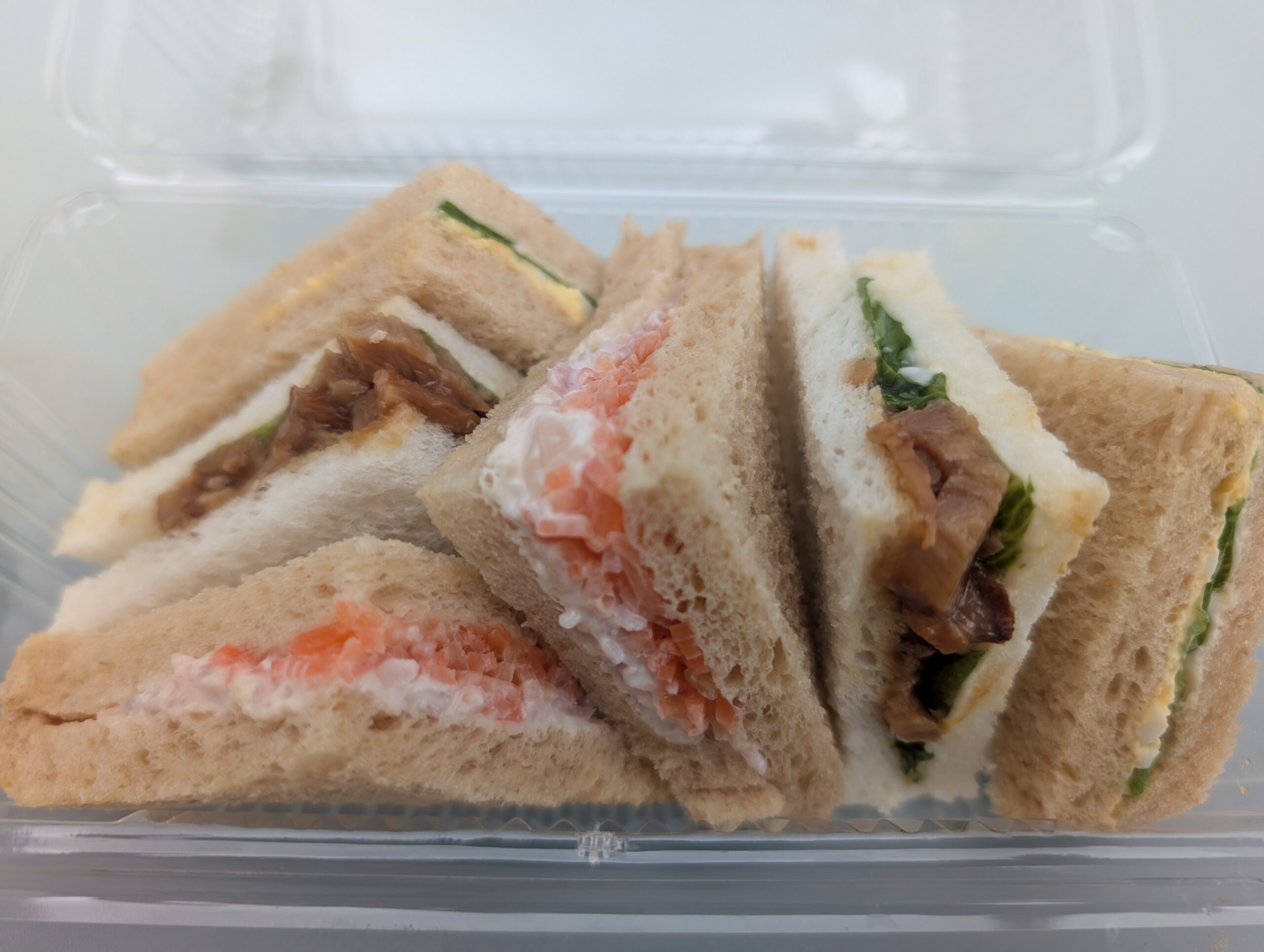 クイーンズ伊勢丹で購入したてり焼きチキンのサンドウィッチ