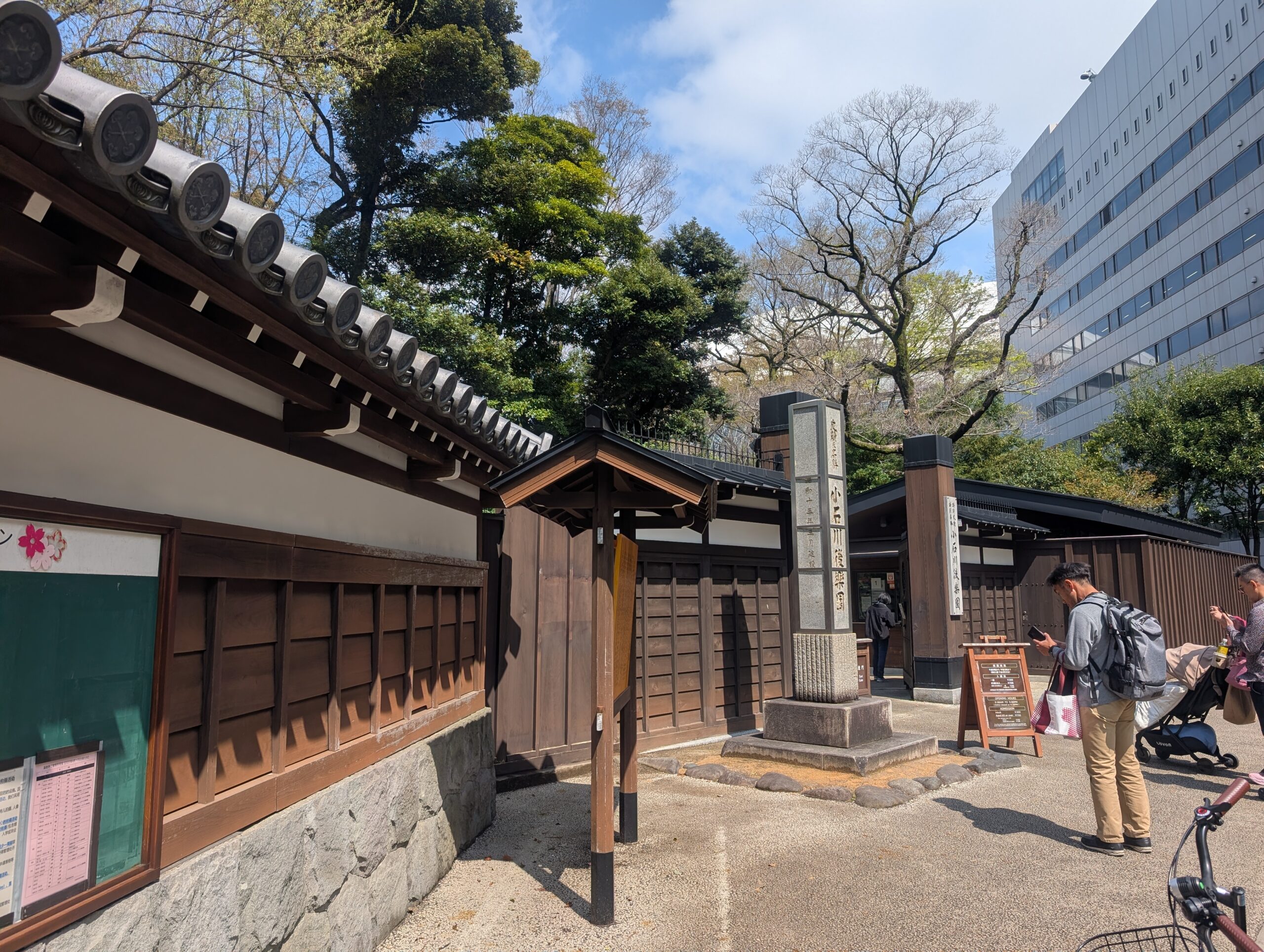 小石川後楽園 東門付近の桜シーズンの様子