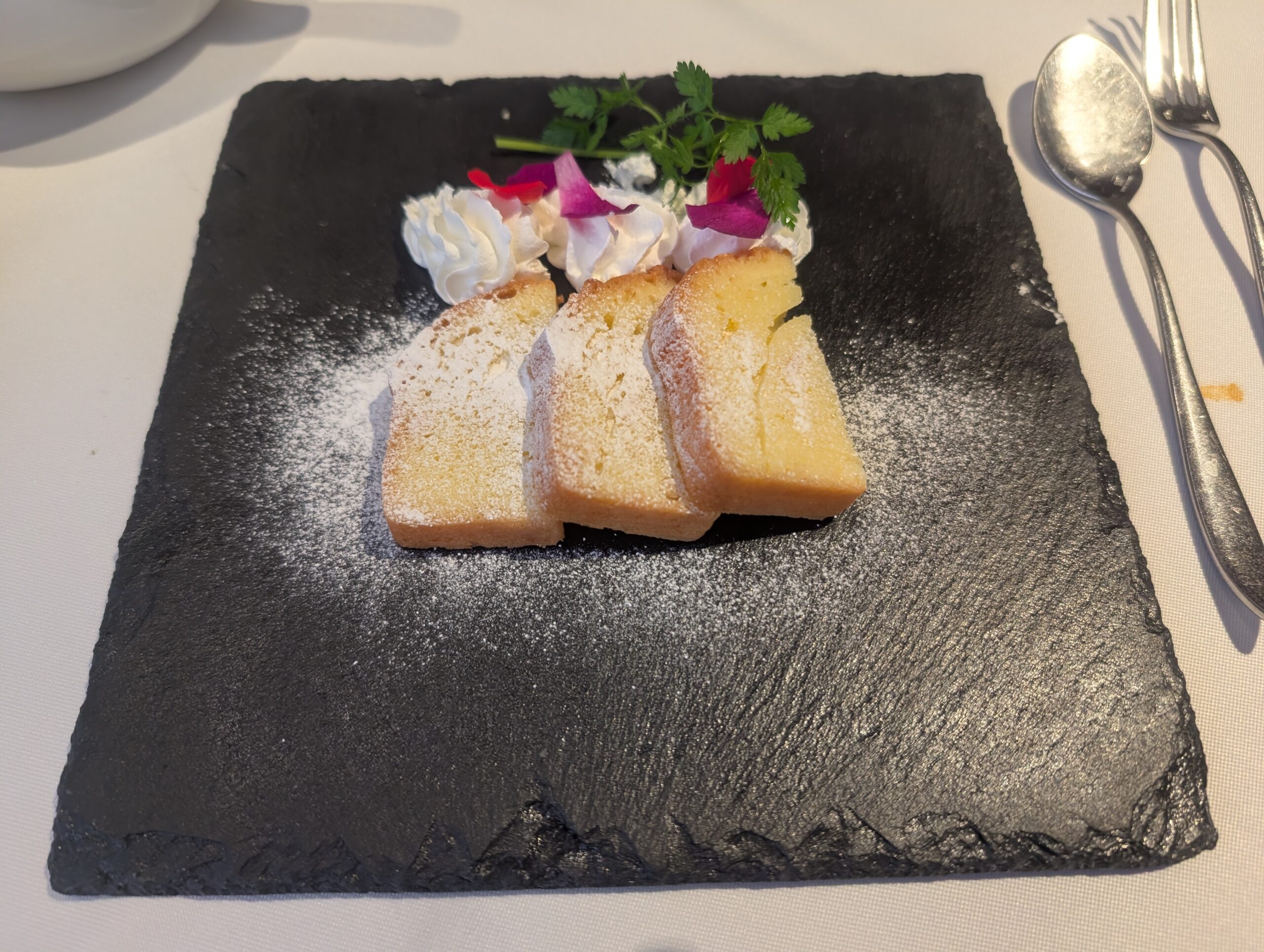 TJKキャビンの自家製パウンドケーキ