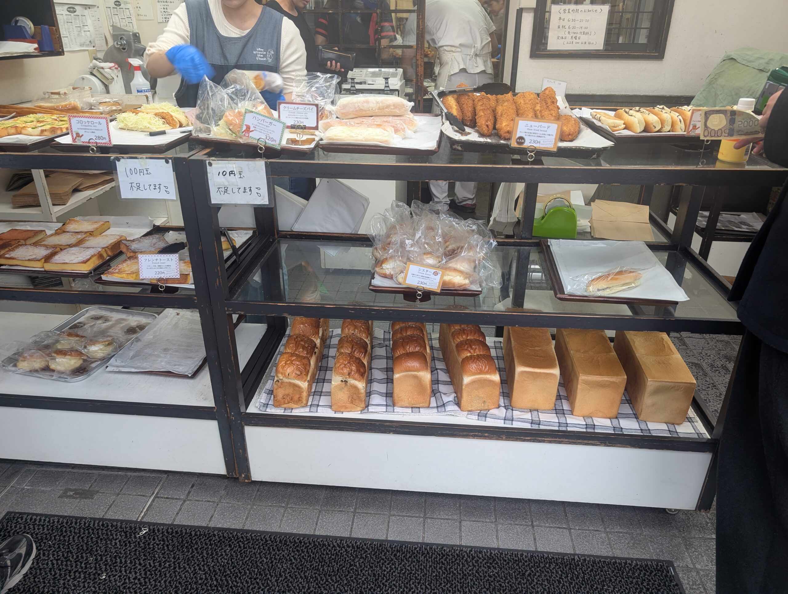まるき製パンのパンのディスプレイ