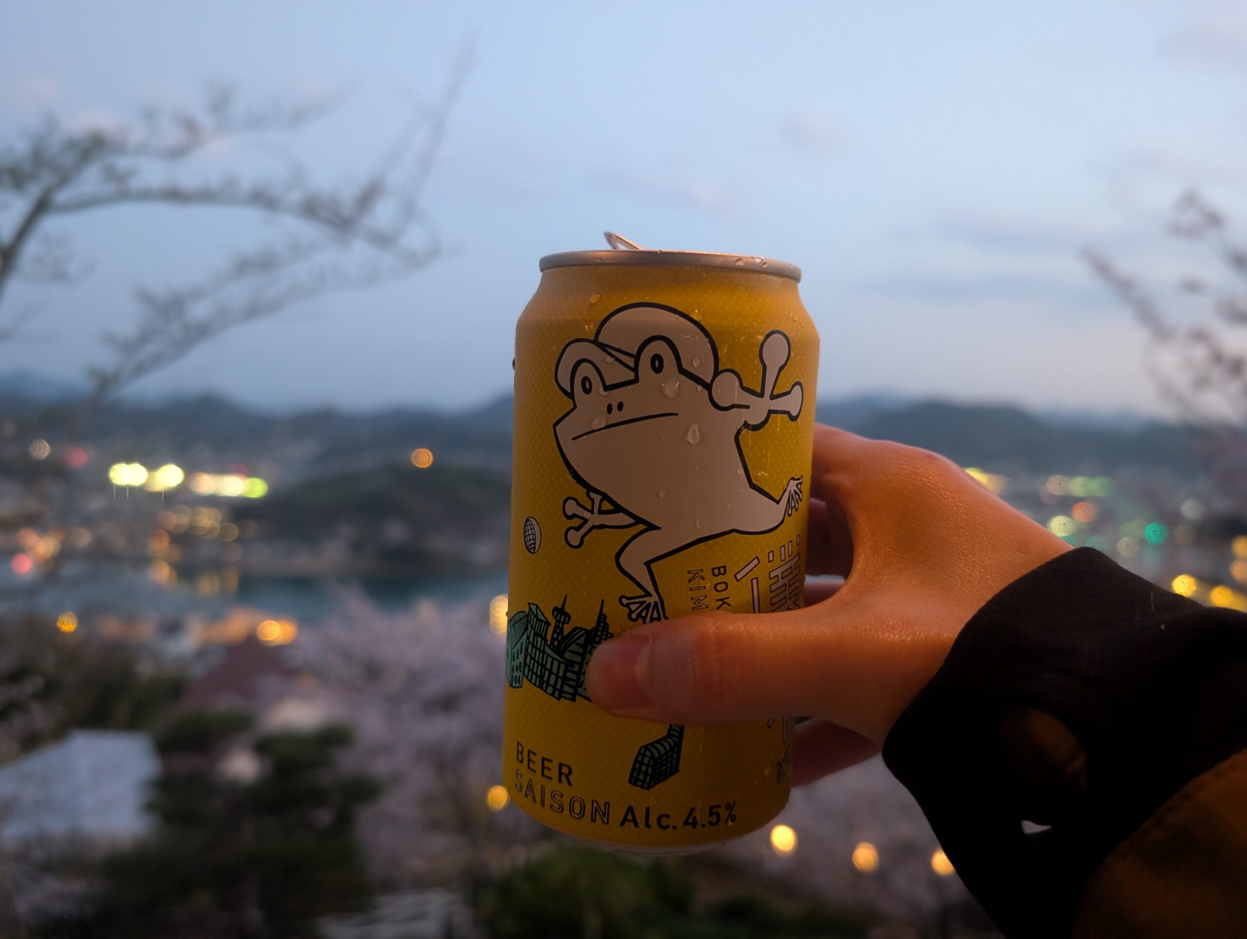 日が暮れる千光寺公園の景色とクラフトビール