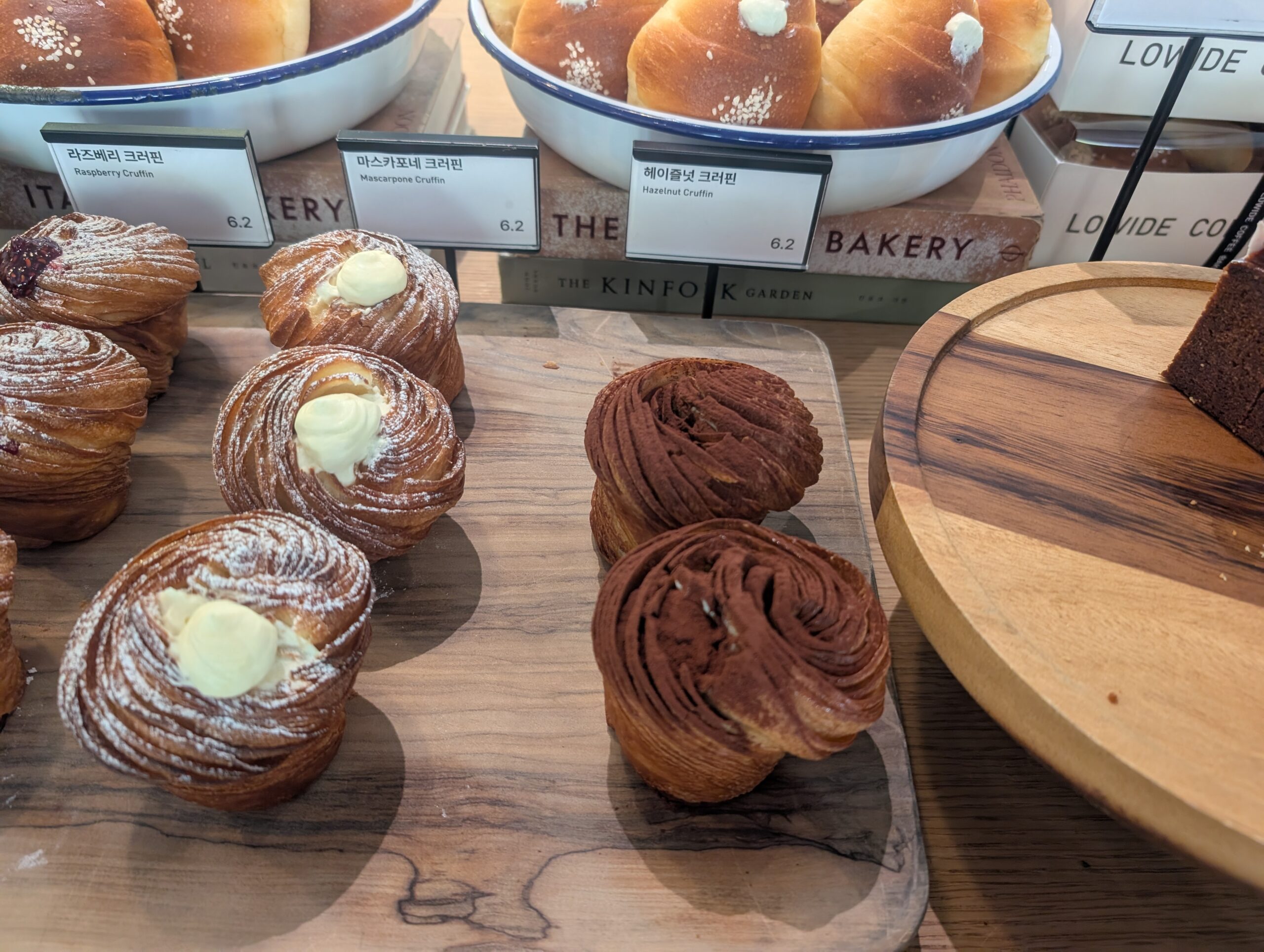 LOWIDEで買ったヘーゼルナッツ系のパン