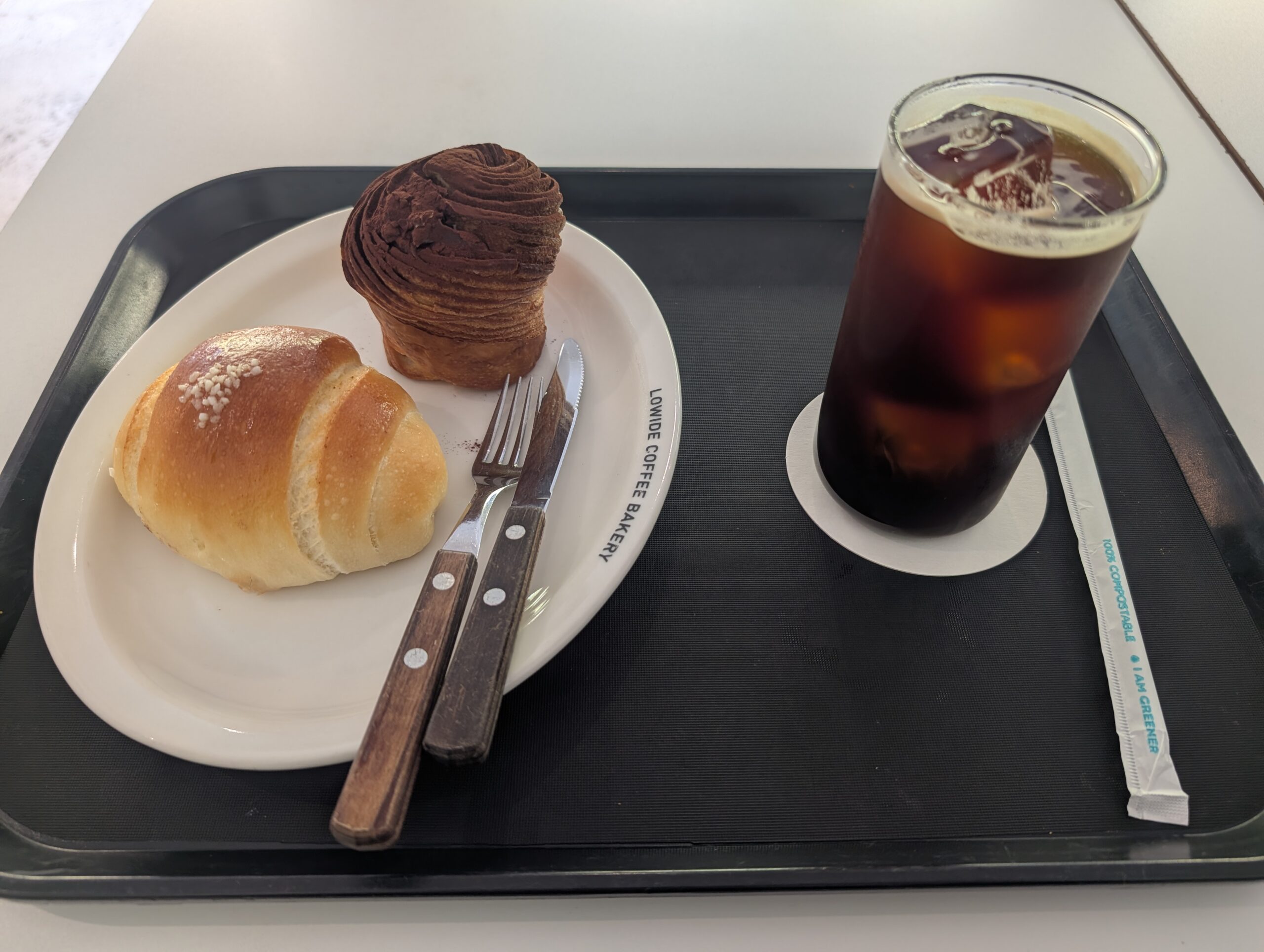 LOWIDEで購入したパンとドリンク