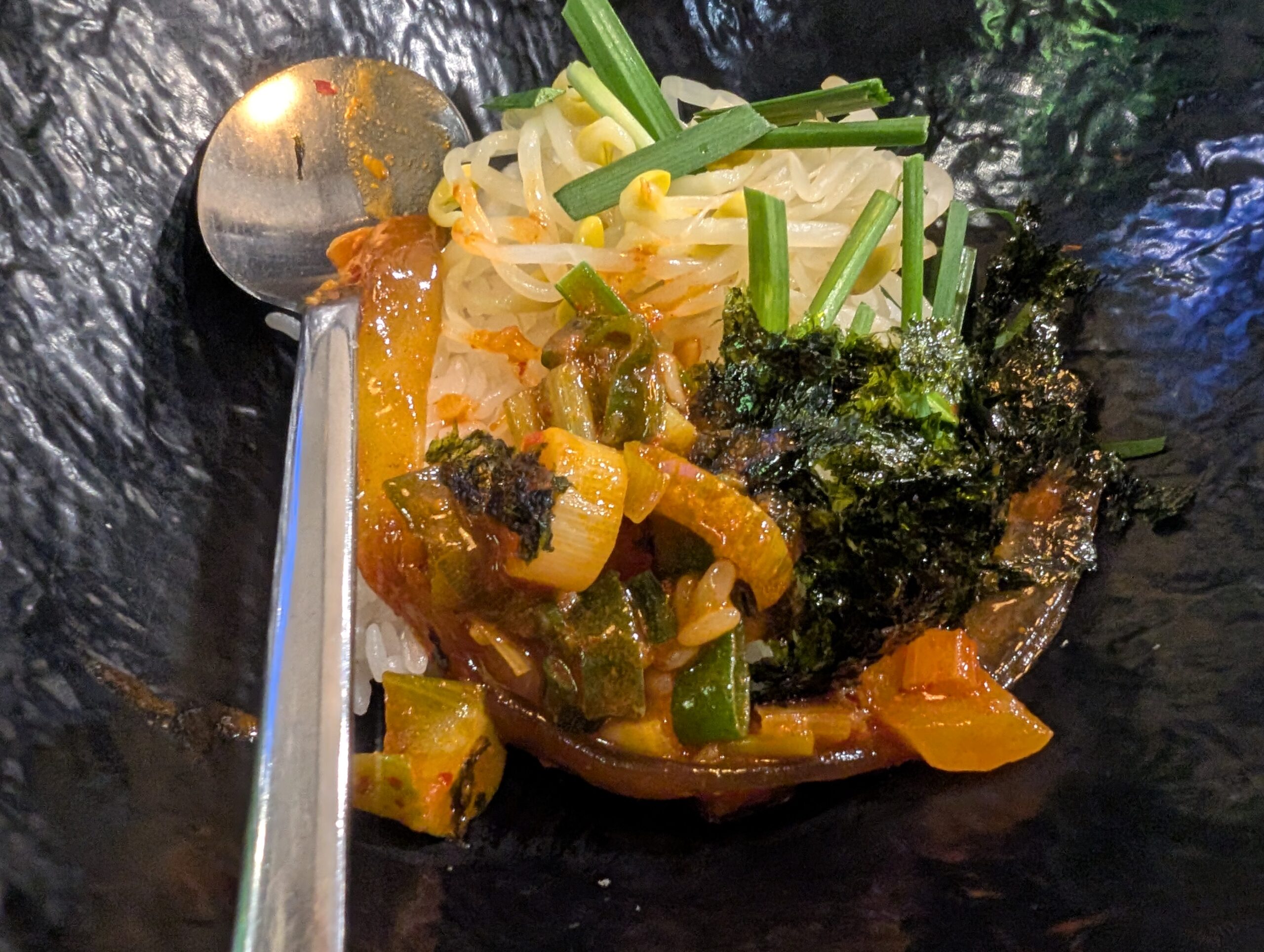 サウィ食堂でナッコプセとごはんや海苔を混ぜた様子
