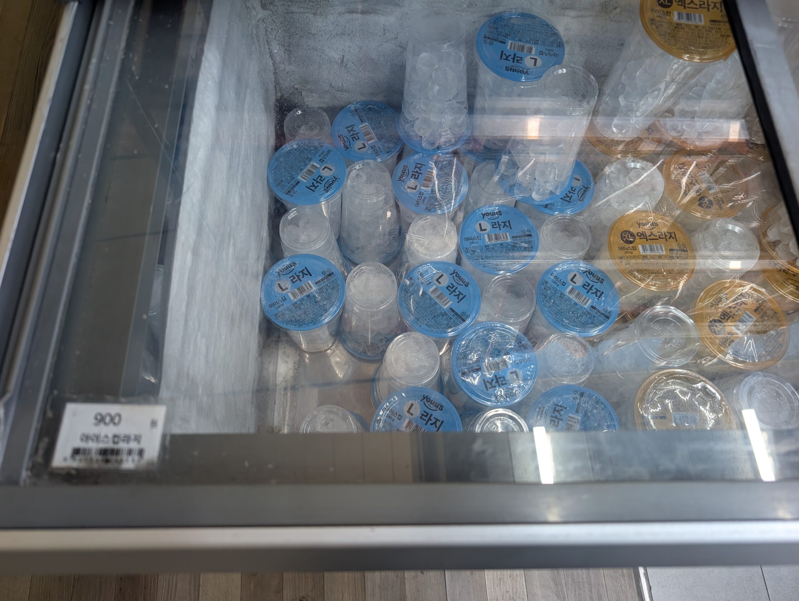 仁川空港で買った氷入りカップ