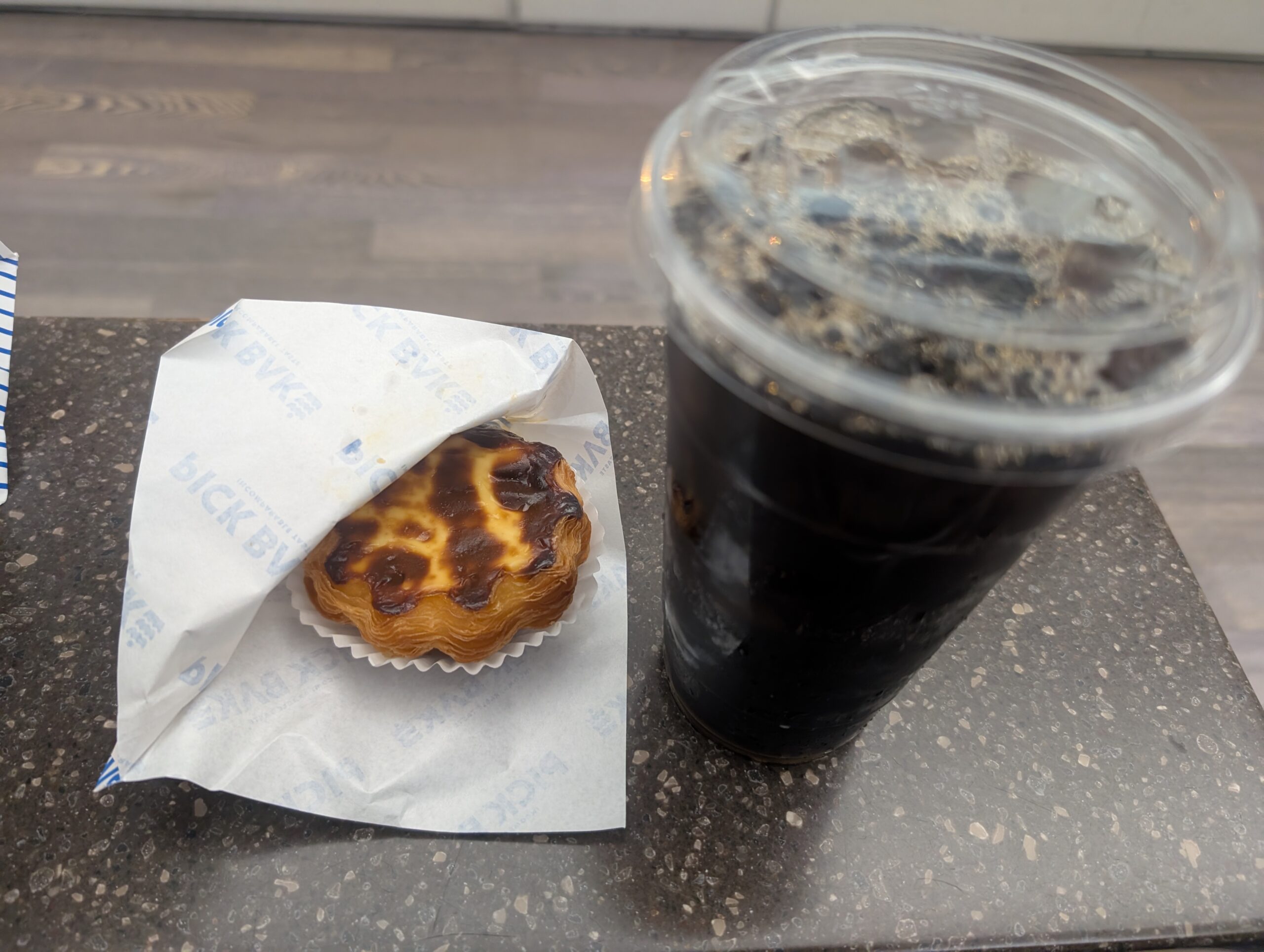 PICK BAKEのエッグタルトとコーヒー