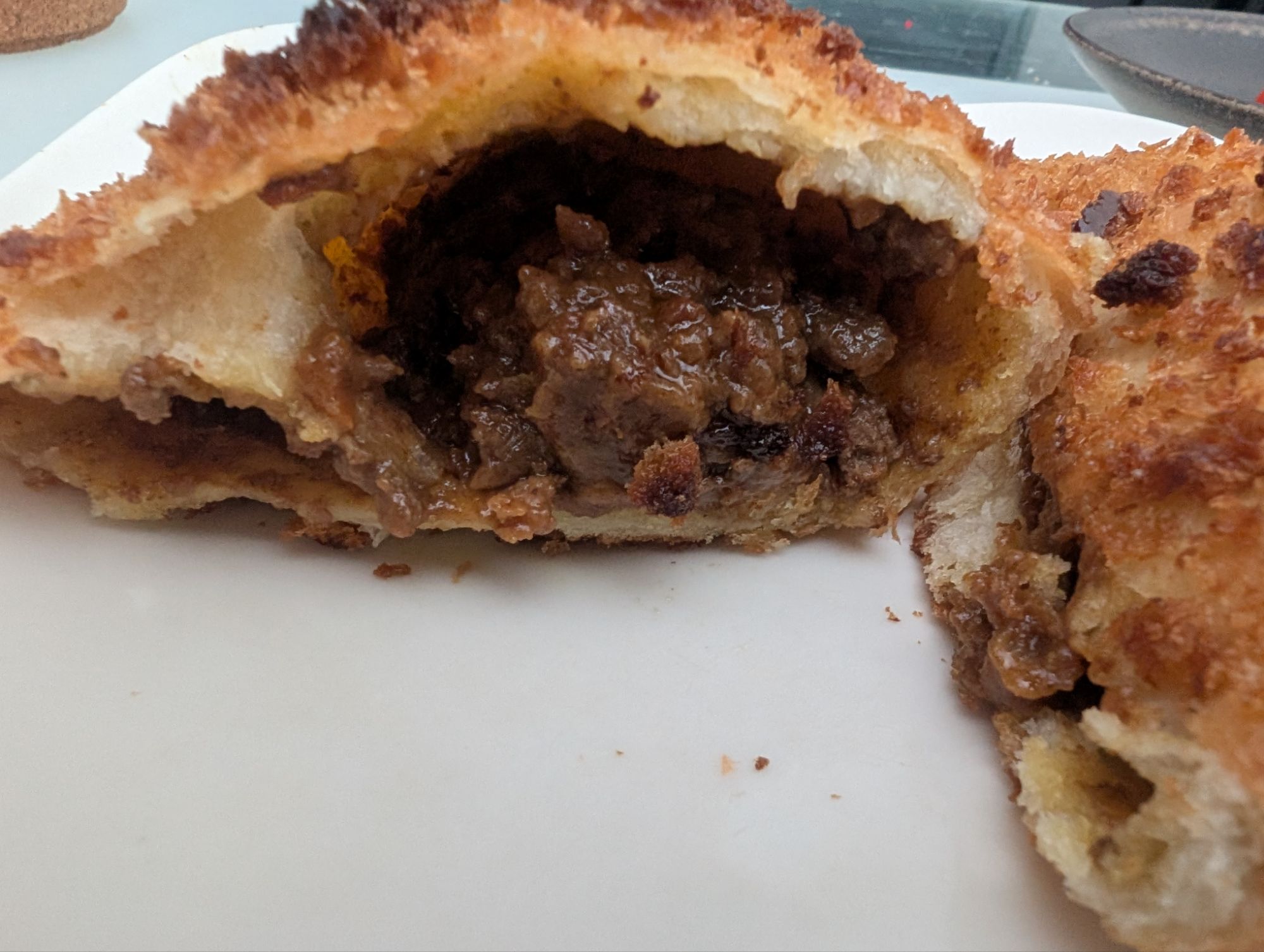 ベーカリー兎座LEPUSの欧風牛のひき肉カレーパンの断面