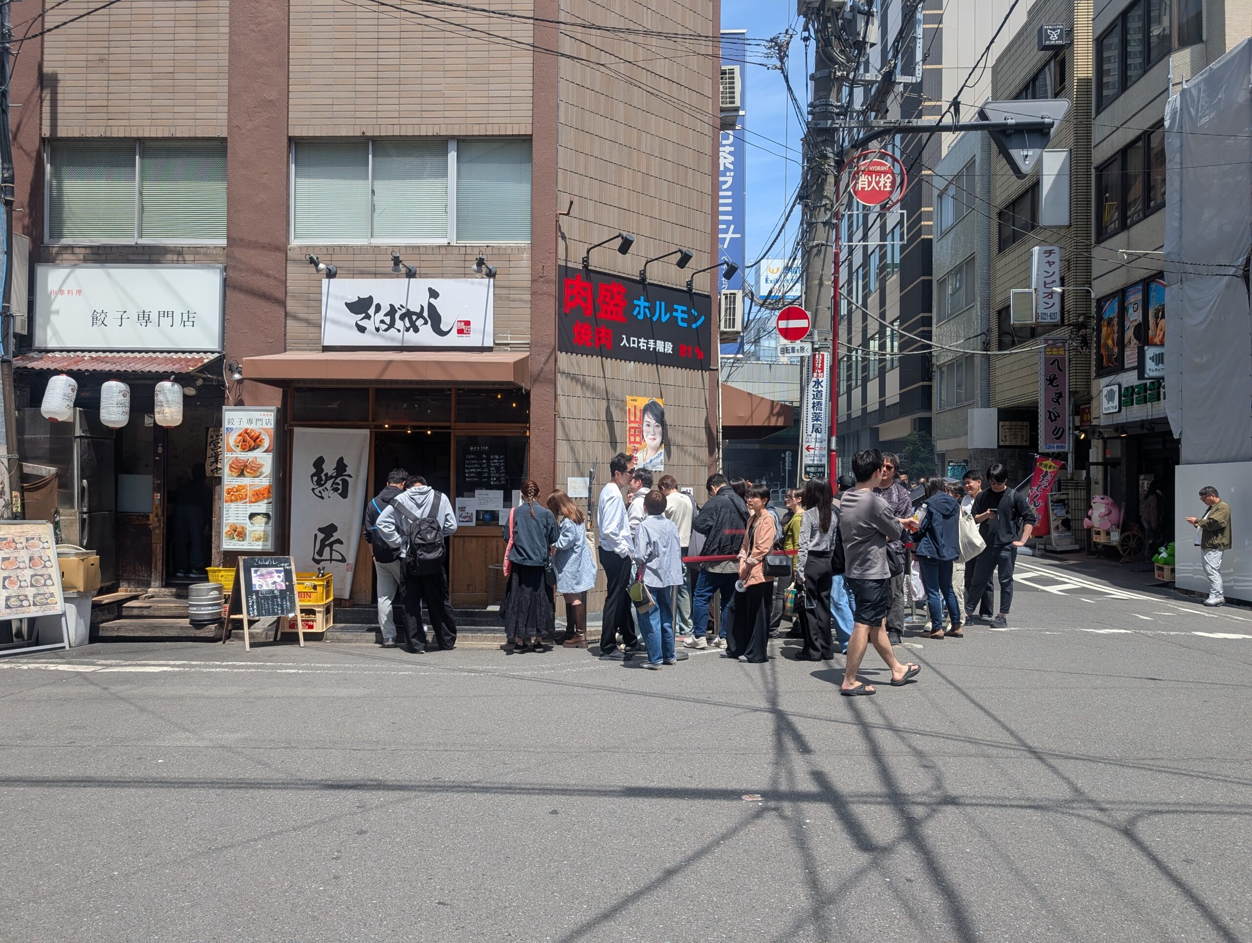 鯖匠水道橋の食後にできていた行列写真1