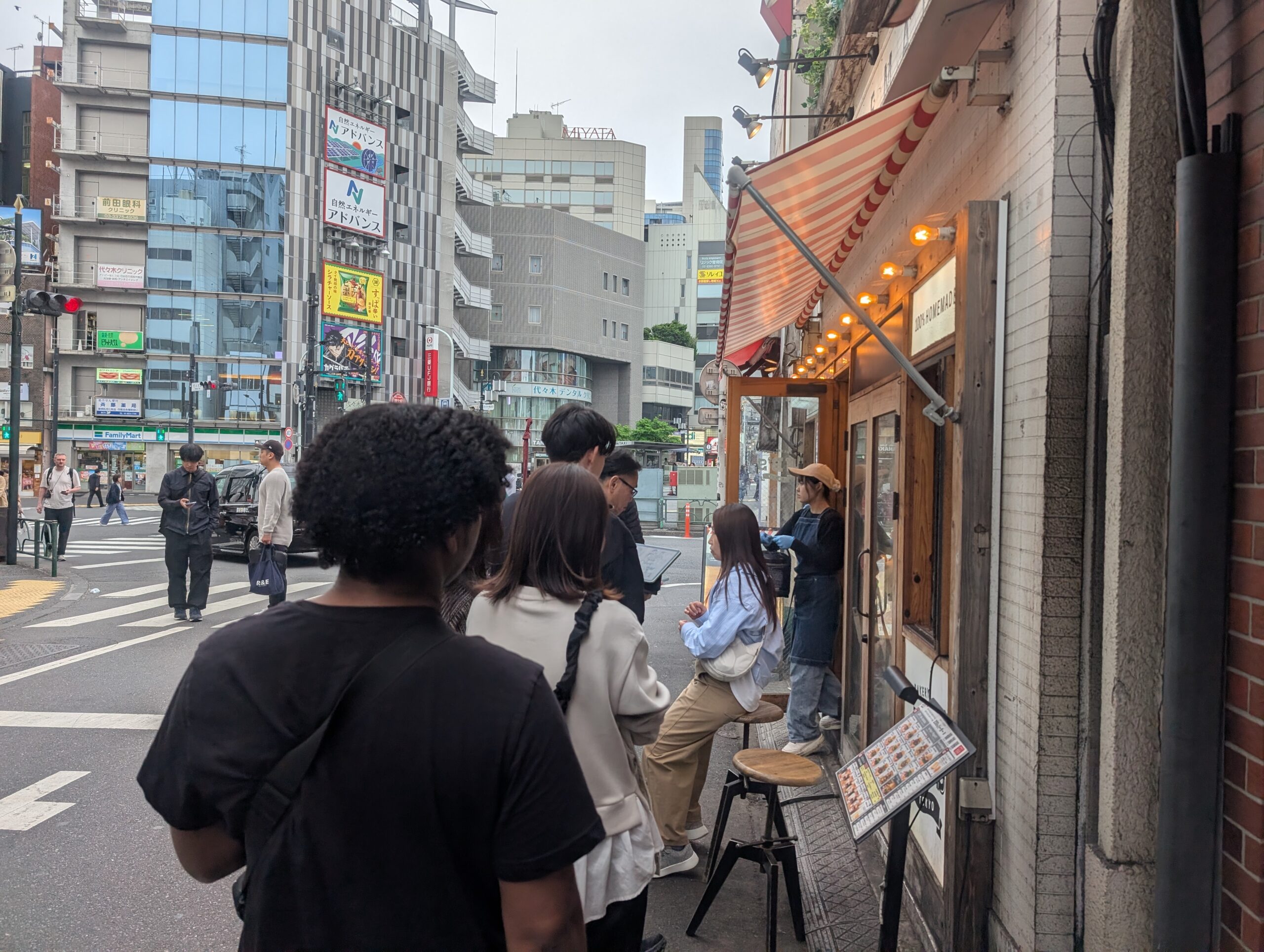 JB's BURGER 代々木のオープン前の行列写真1