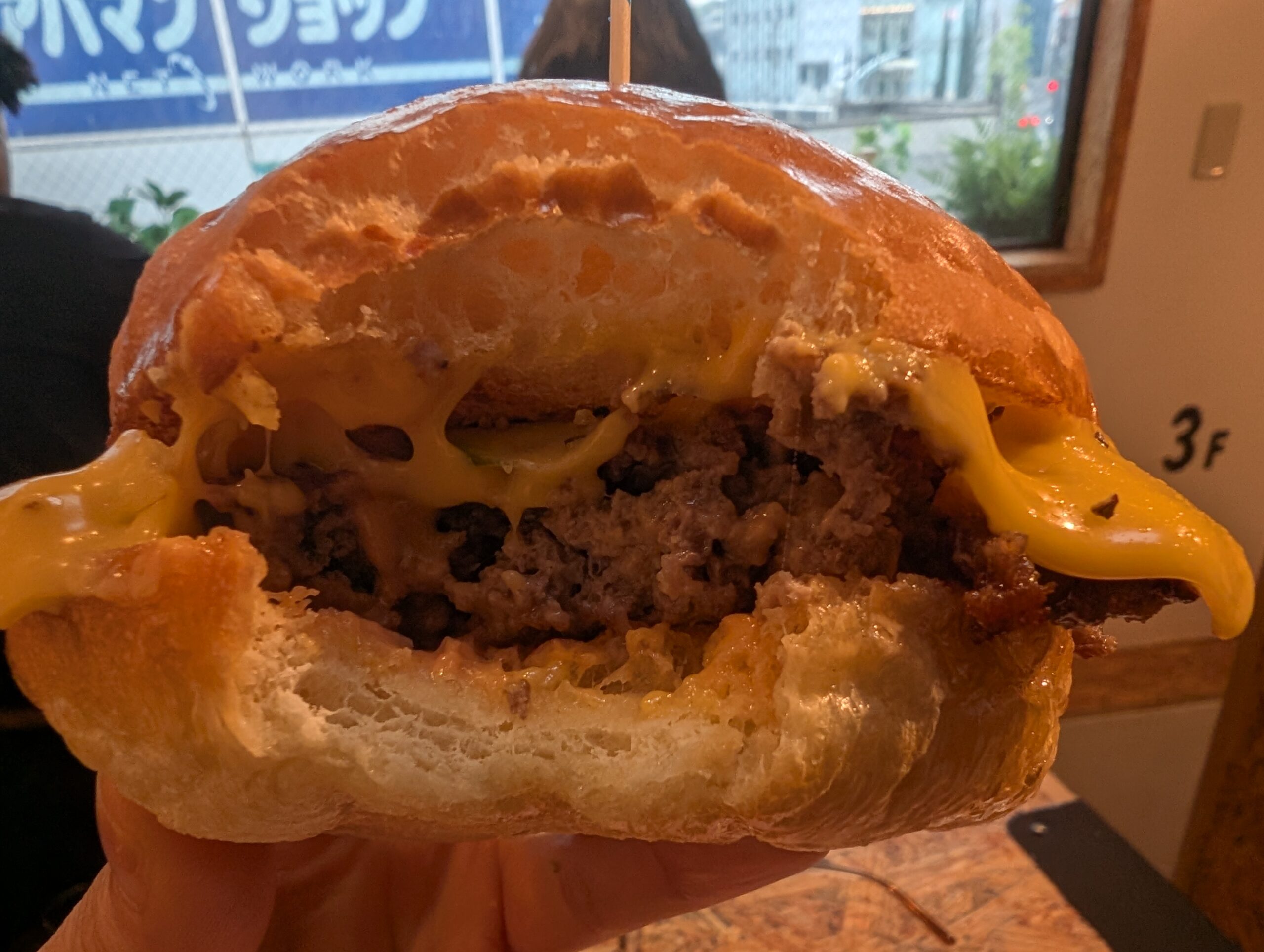 JB's BURGER 代々木のチーズバーガー断面写真