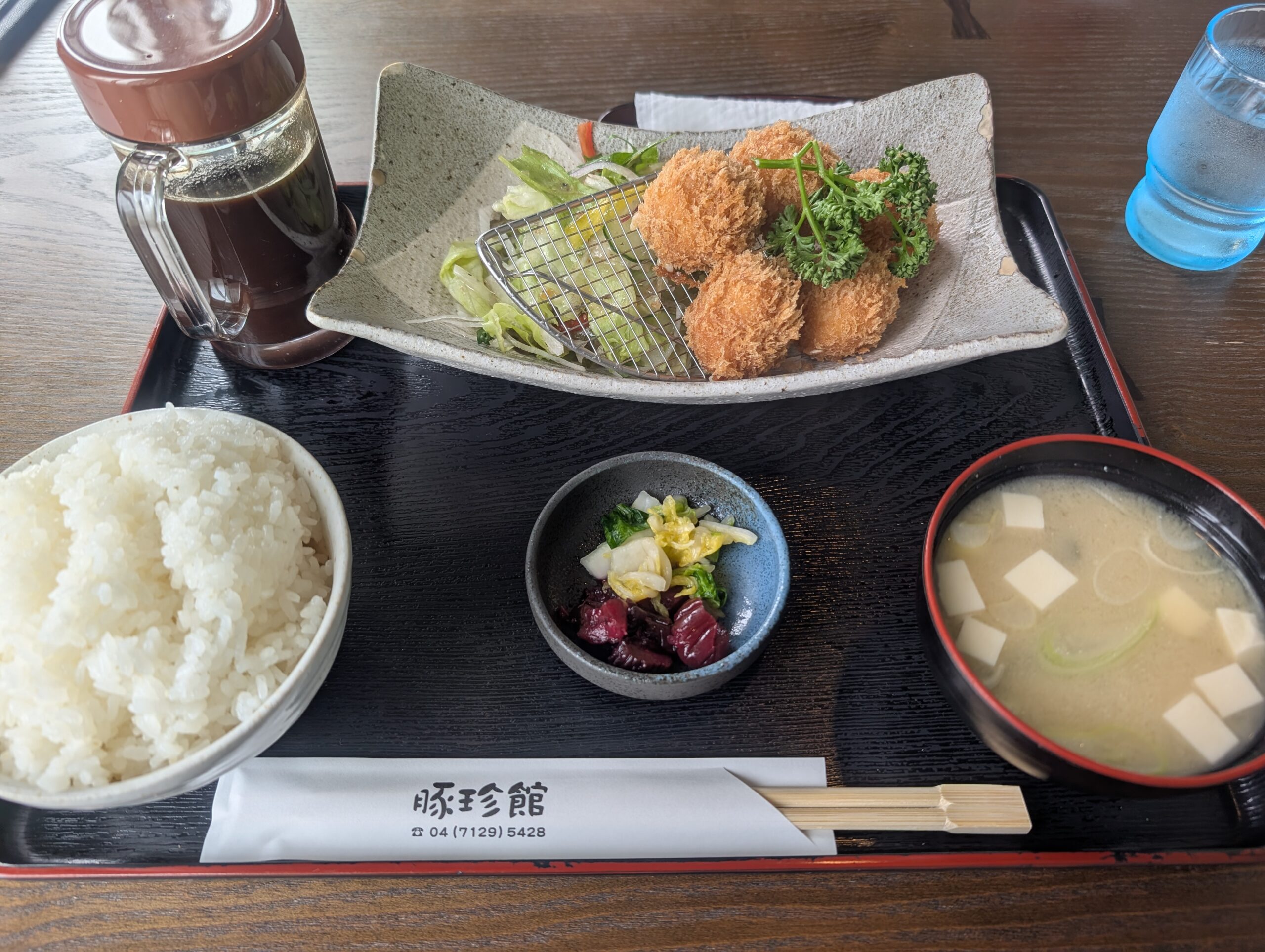 とんかつ豚珍館のカニクリームコロッケ定食写真1