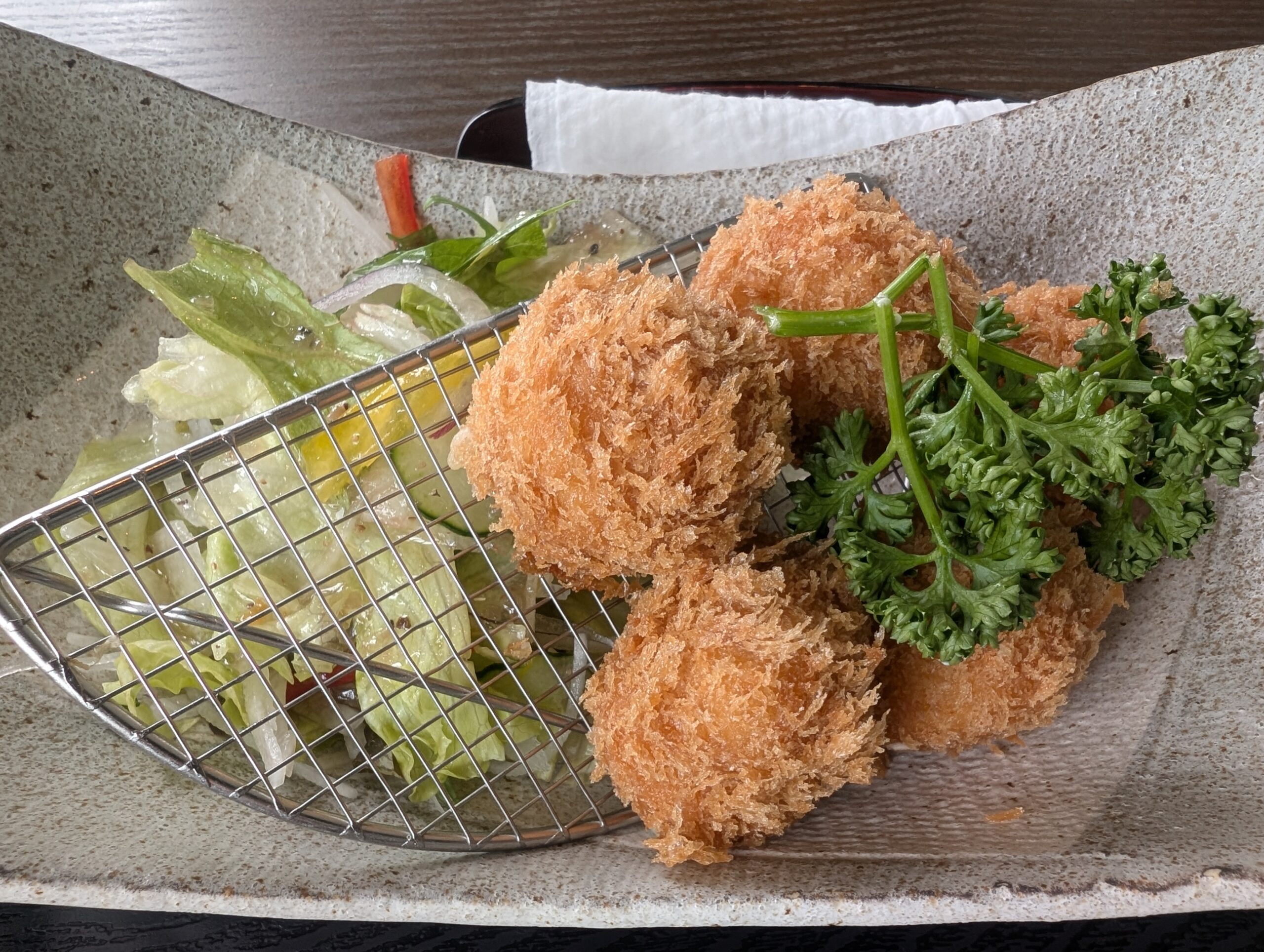 とんかつ豚珍館のカニクリームコロッケ定食写真2