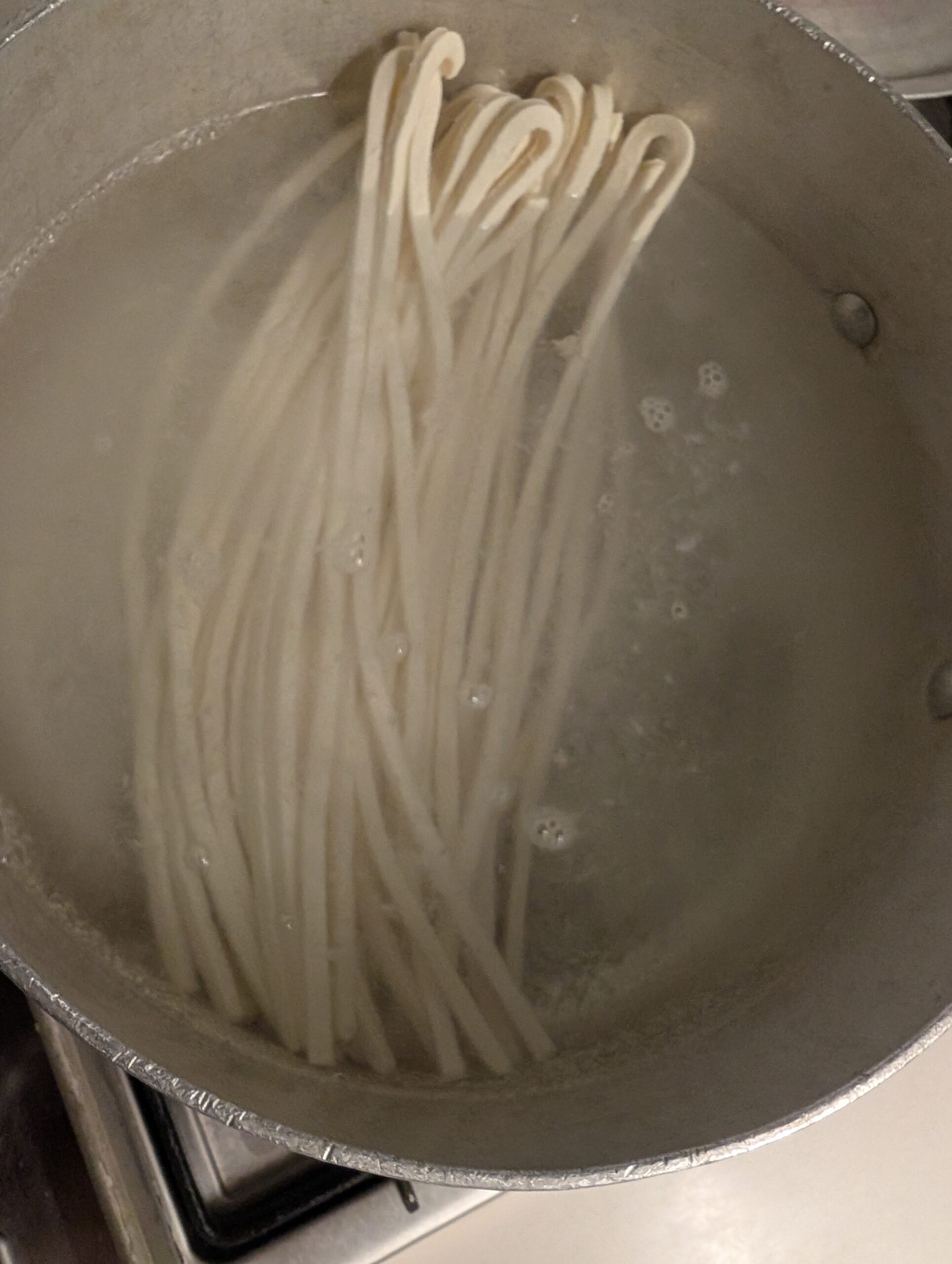 つるとんたんの半生うどんをゆでている写真