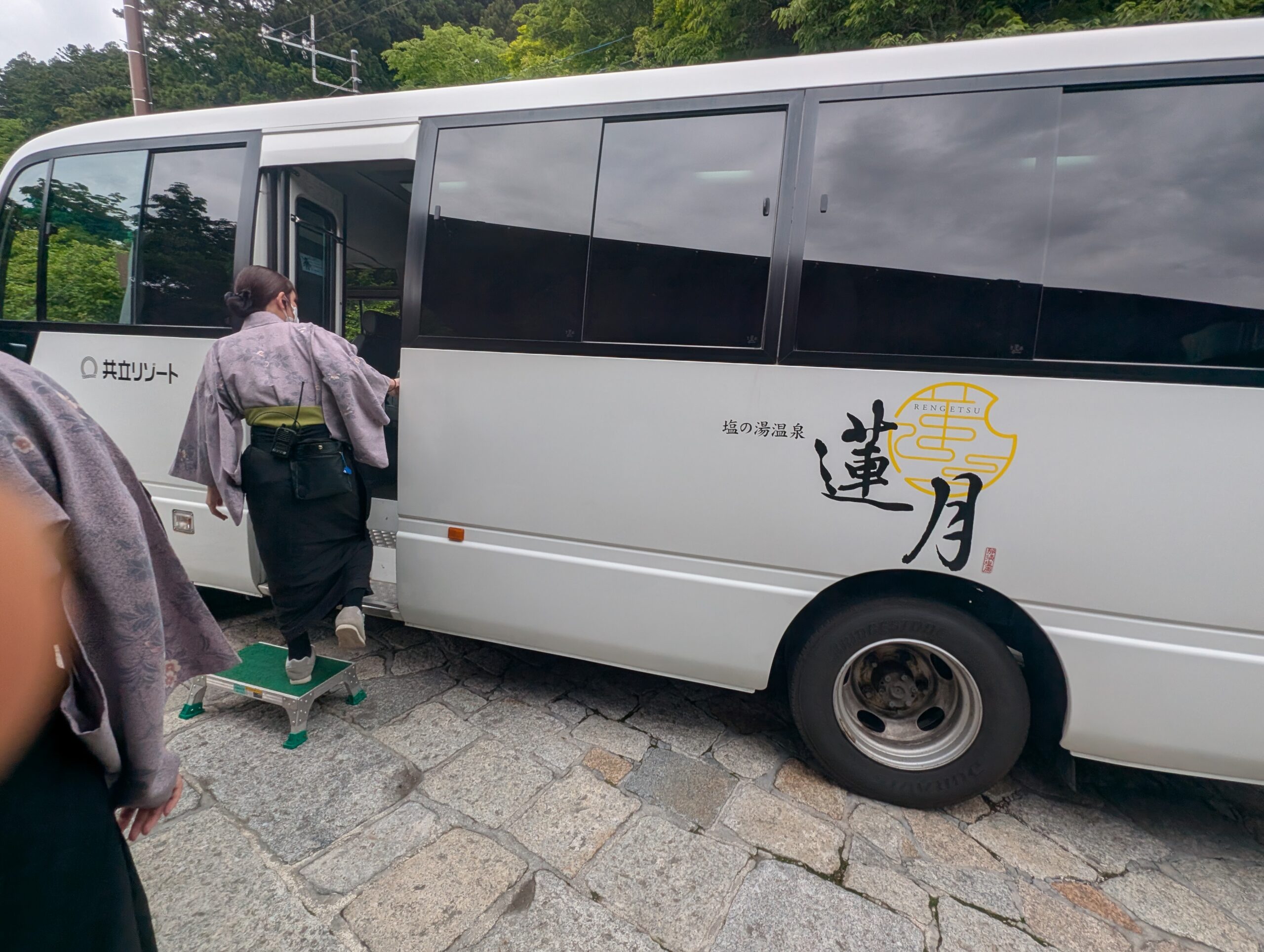 那須塩原駅から塩の湯温泉蓮月へ向かう無料シャトルバス