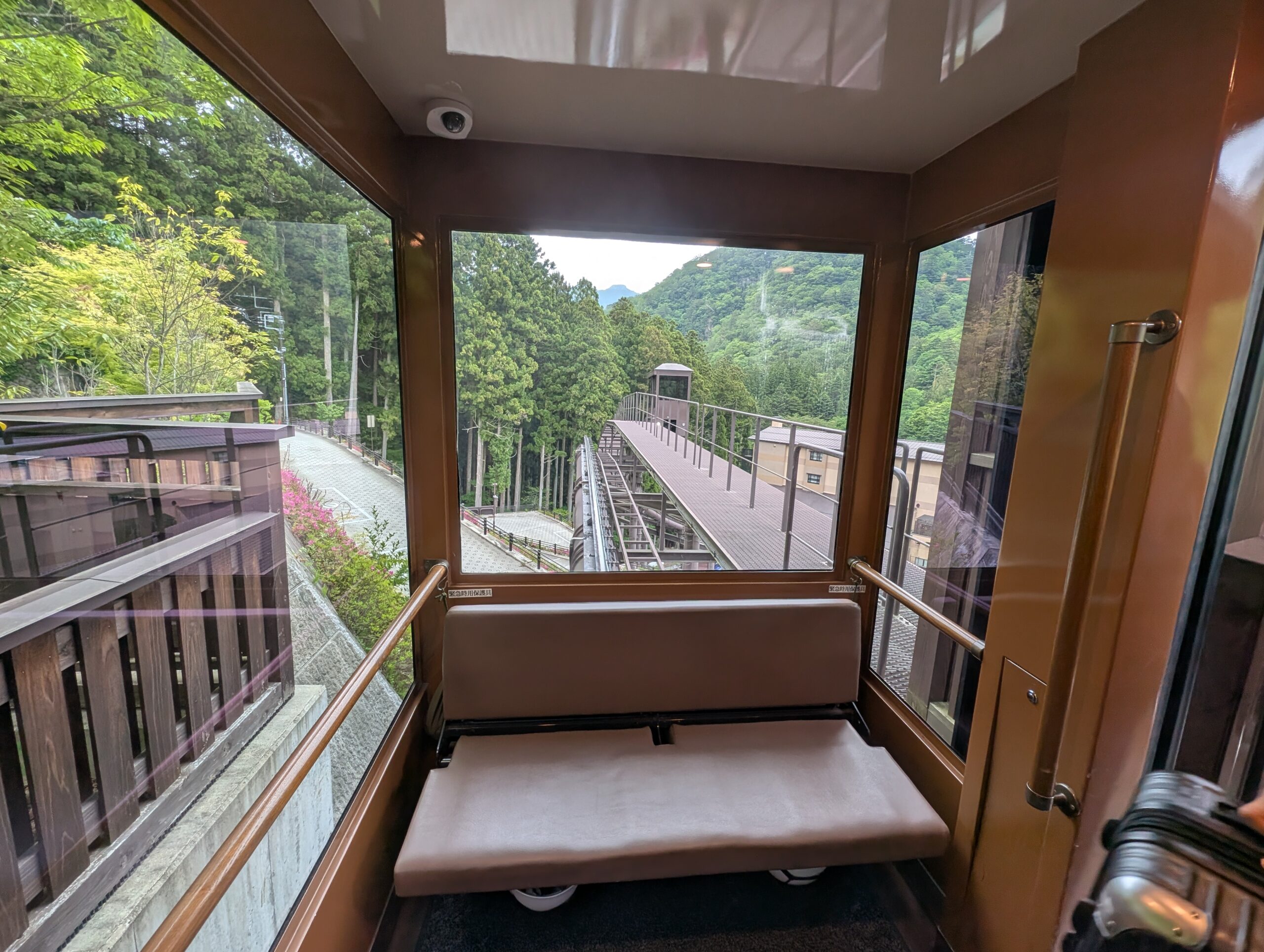 塩の湯温泉蓮月のスロープカーの車内と景色