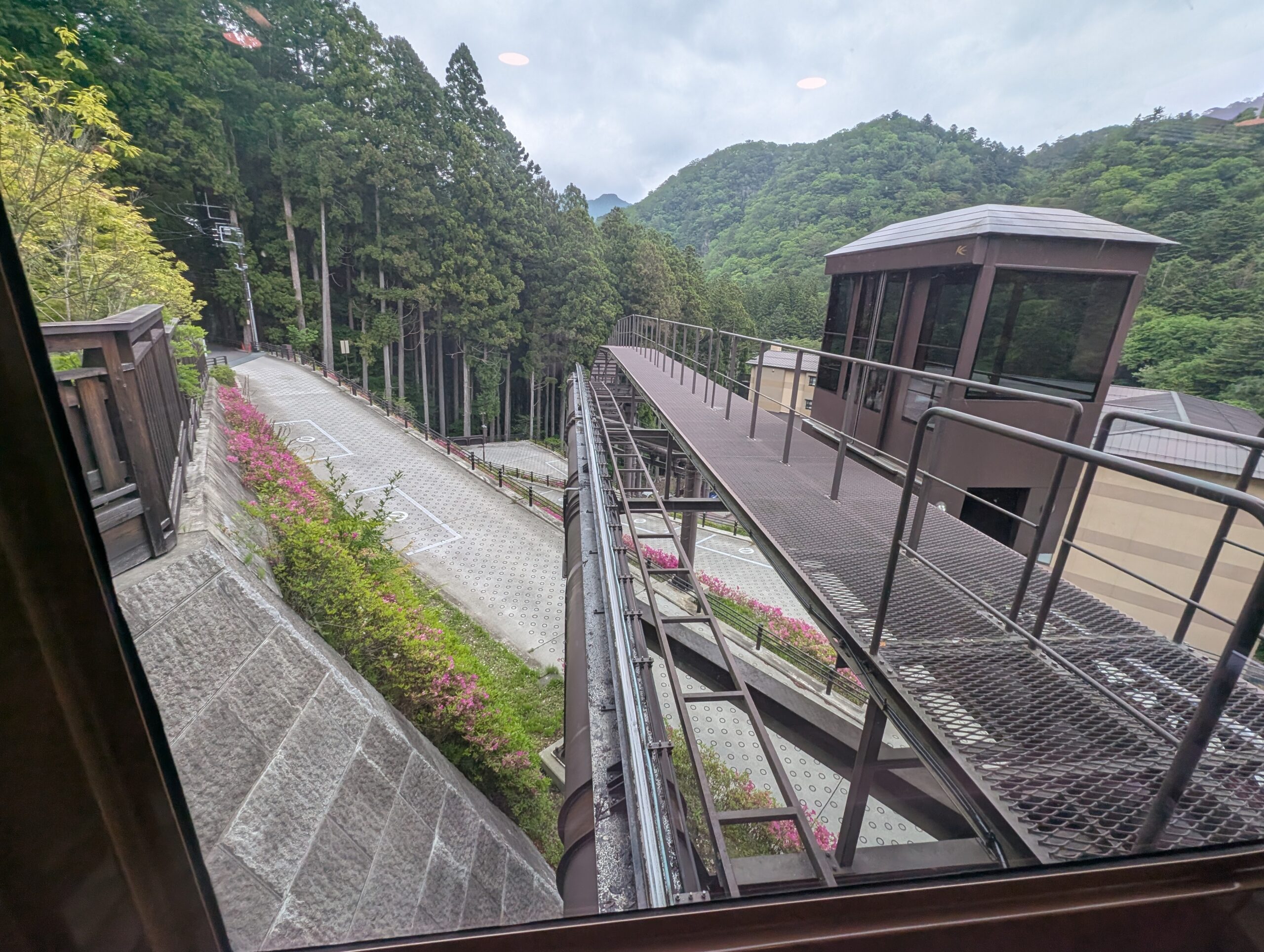 塩の湯温泉蓮月のスロープカーで宿へ向かう途中の景色