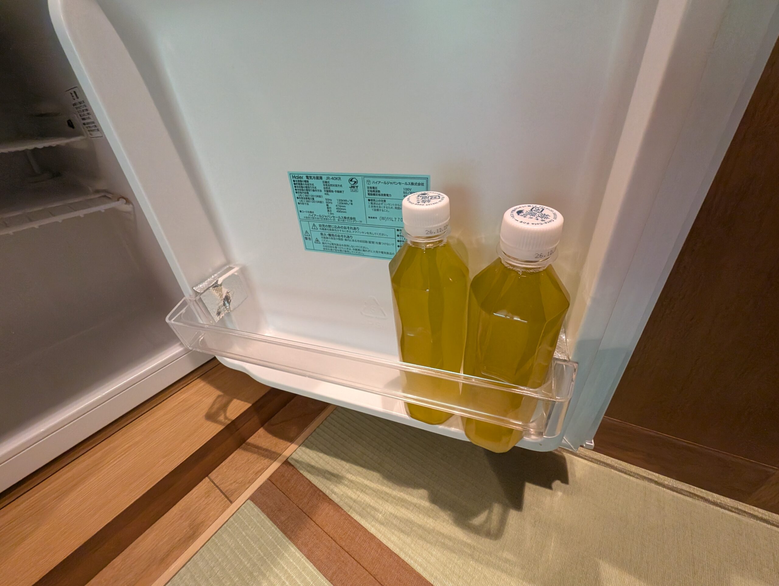 塩の湯温泉蓮月の客室ミニ冷蔵庫に入っていたお茶のペットボトル