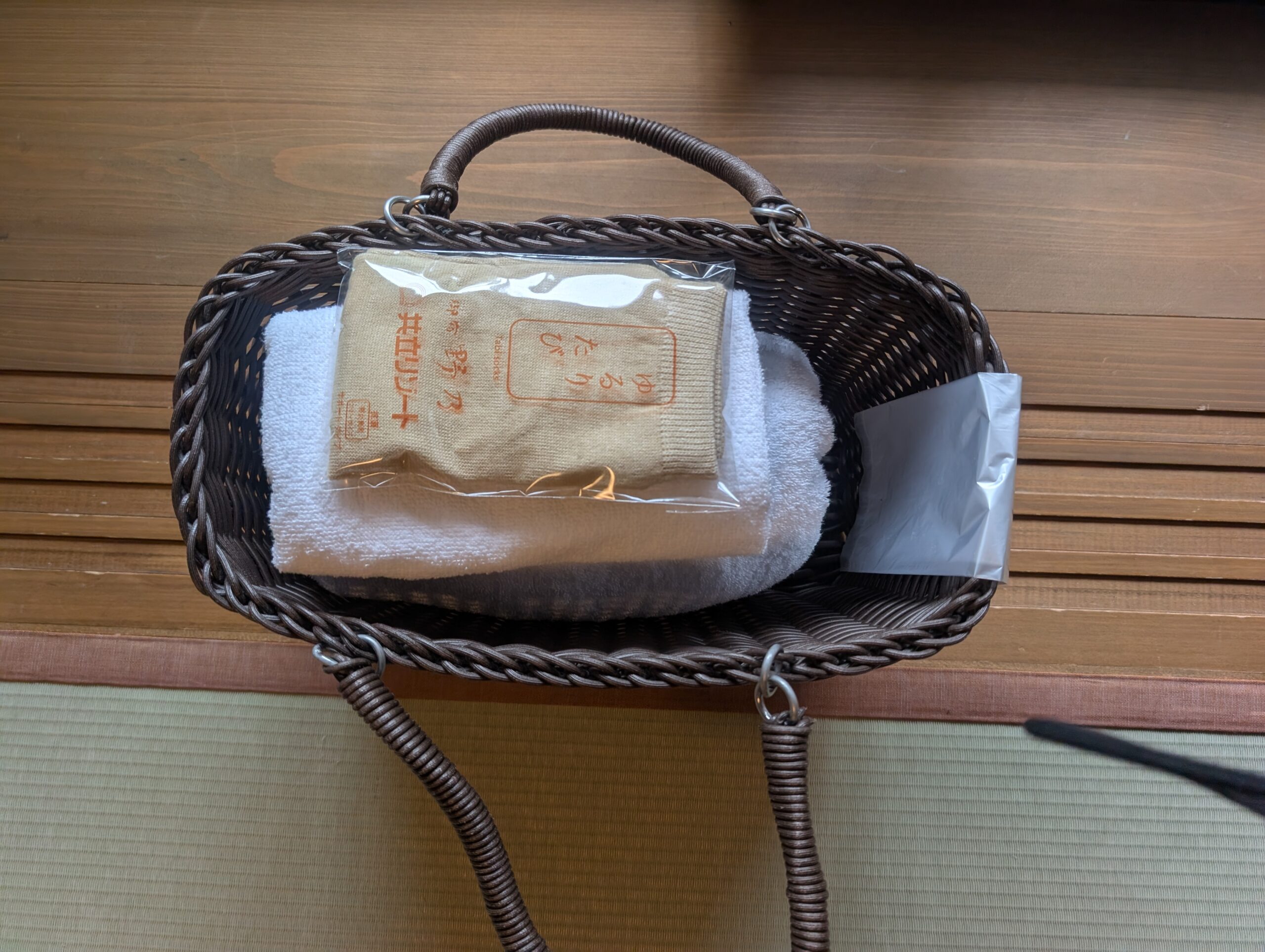 塩の湯温泉蓮月の客室にある温泉用のカゴバッグ