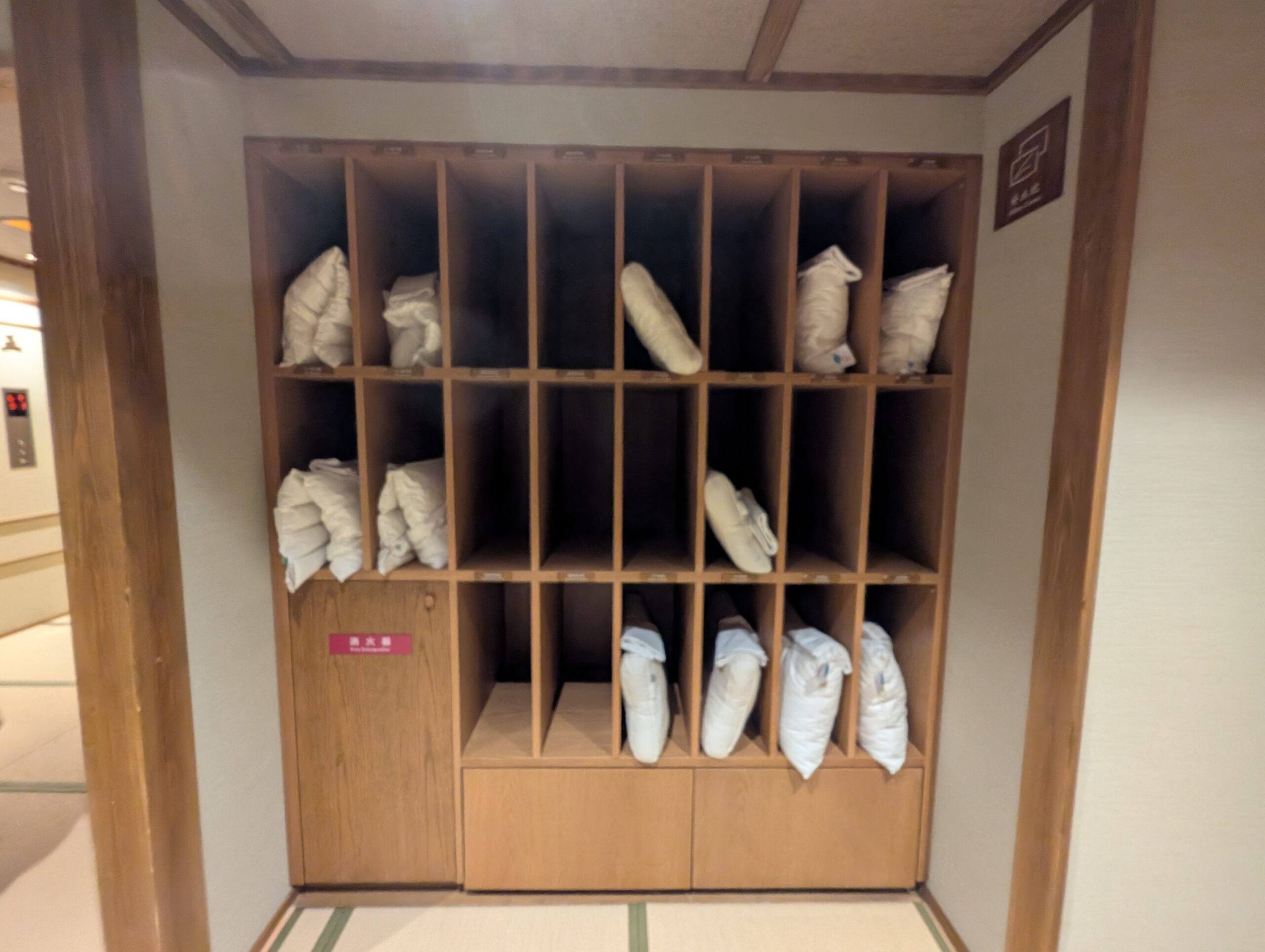 塩の湯温泉蓮月の廊下にある枕を選べる場所