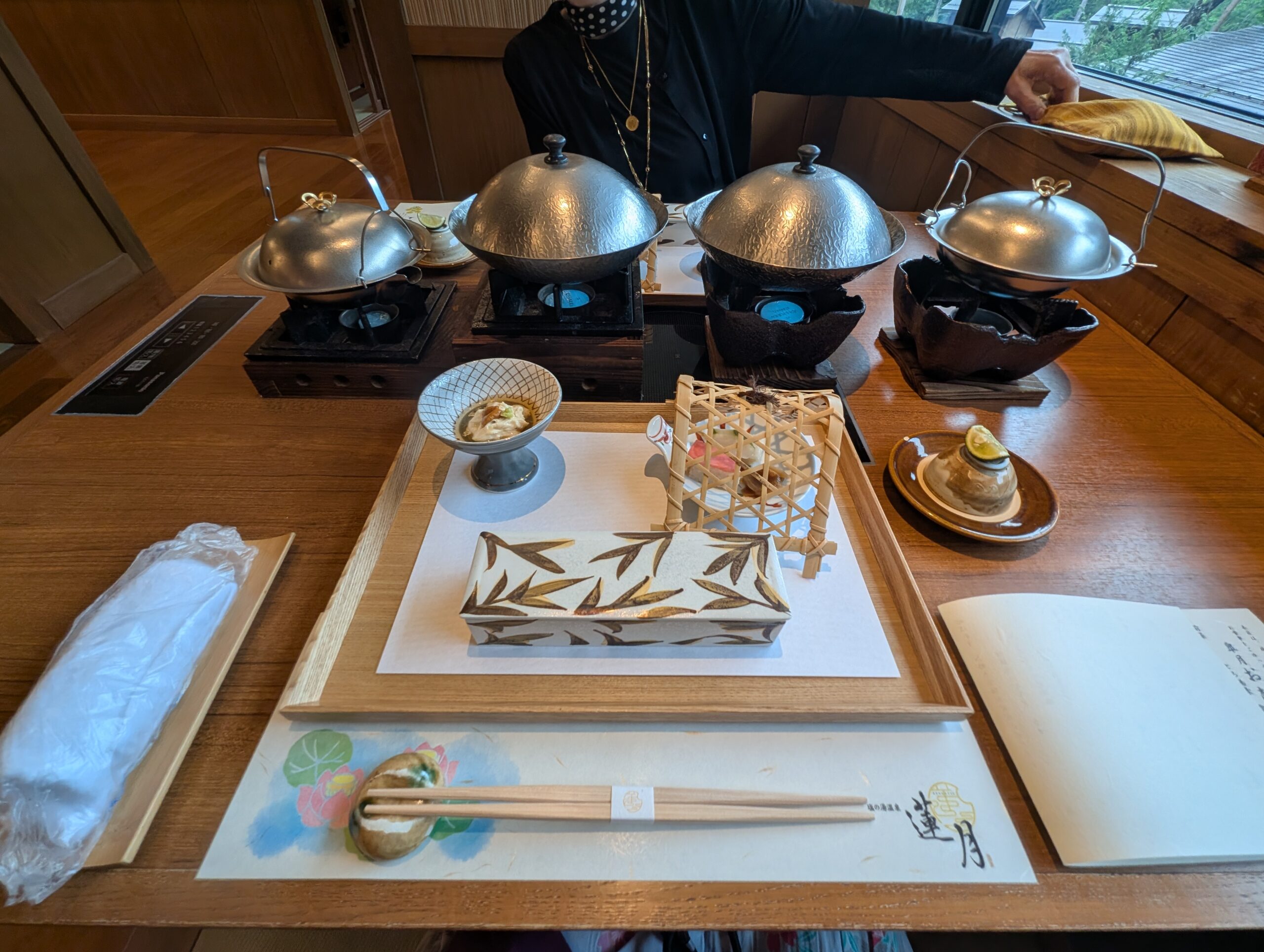 塩の湯温泉 蓮月の夕食開始前のテーブルセッティング