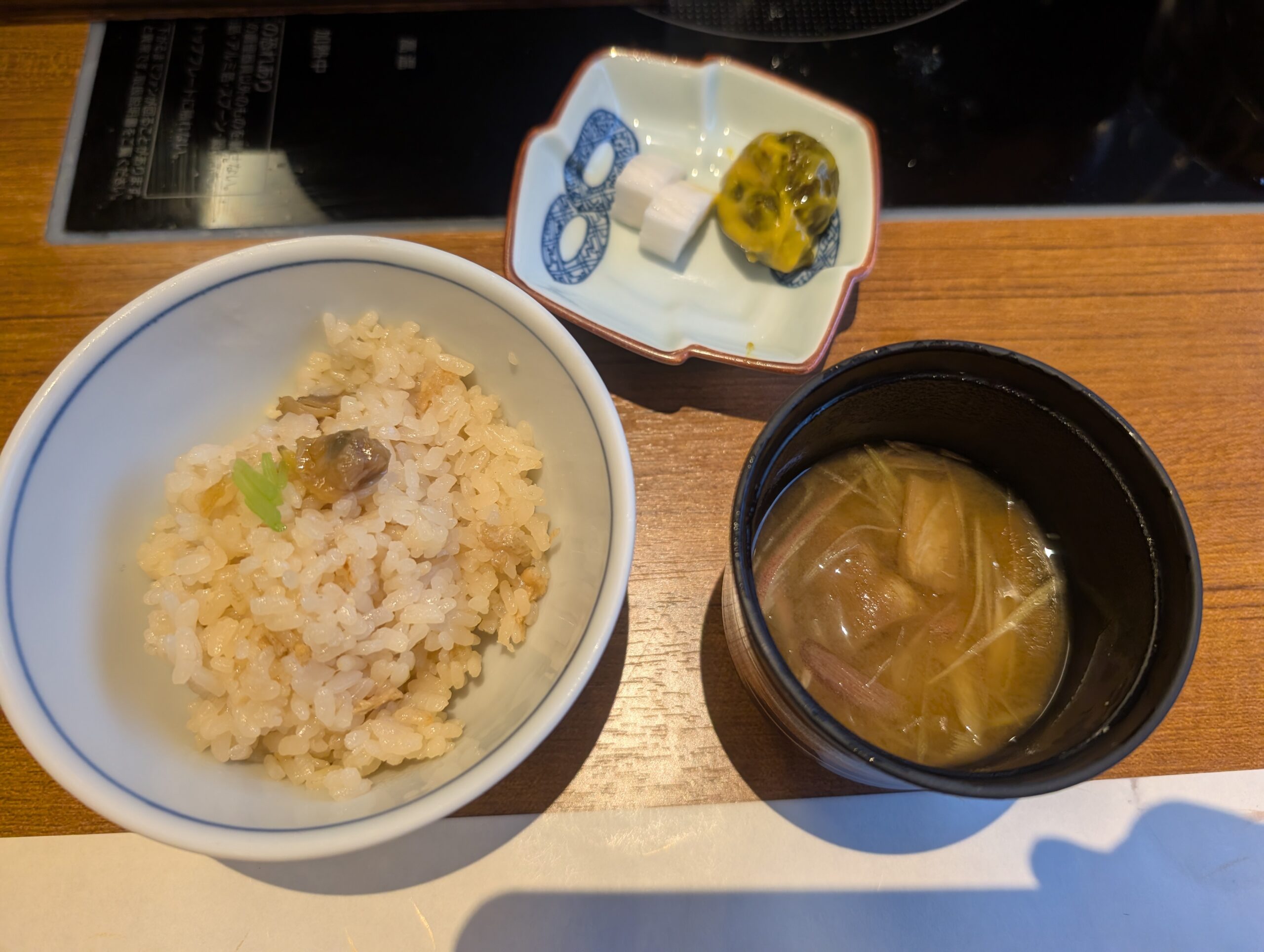 塩の湯温泉 蓮月の夕食の炊き込みご飯と汁物とお新香