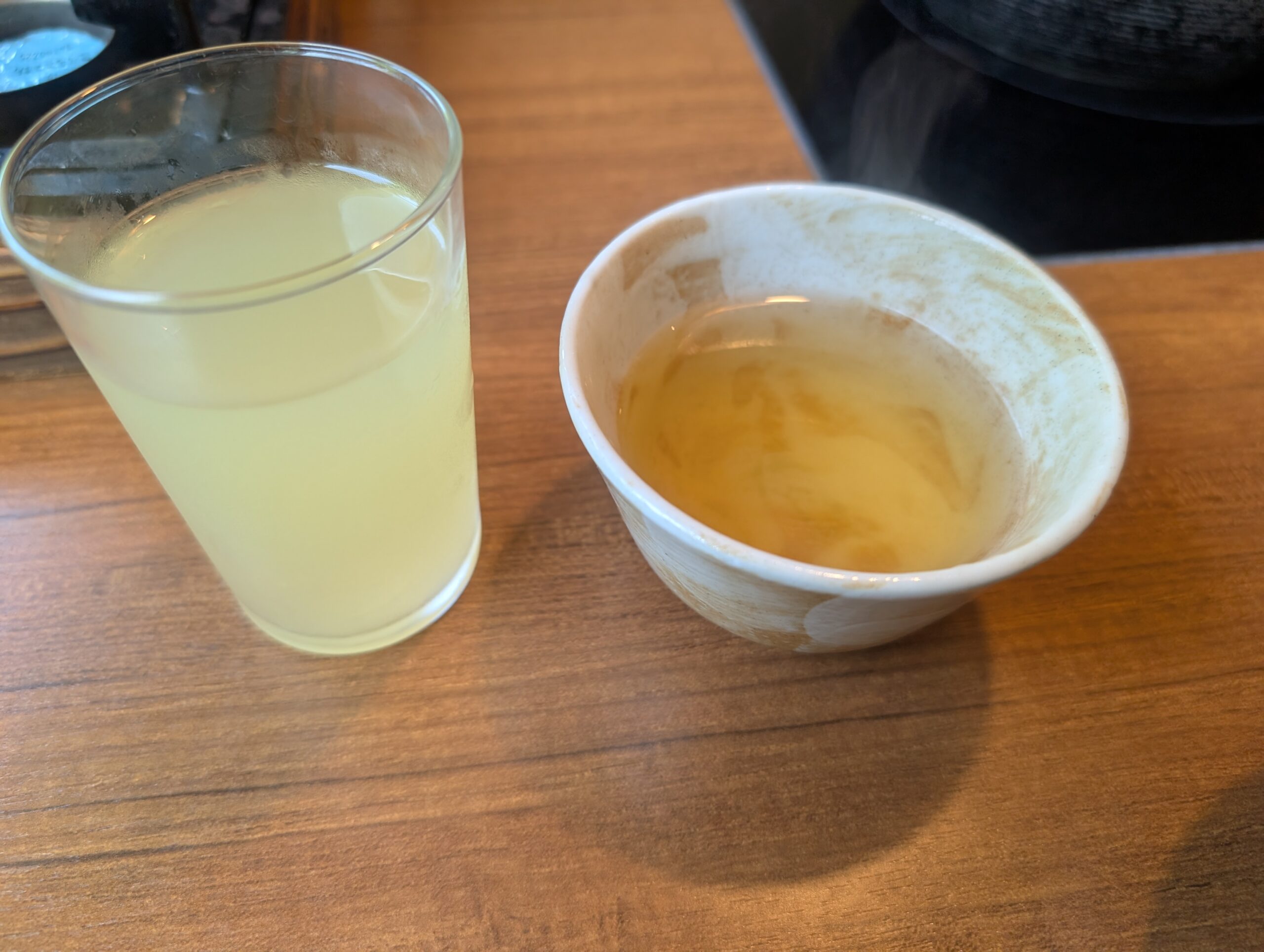 塩の湯温泉 蓮月の朝食のリンゴジュースとお茶