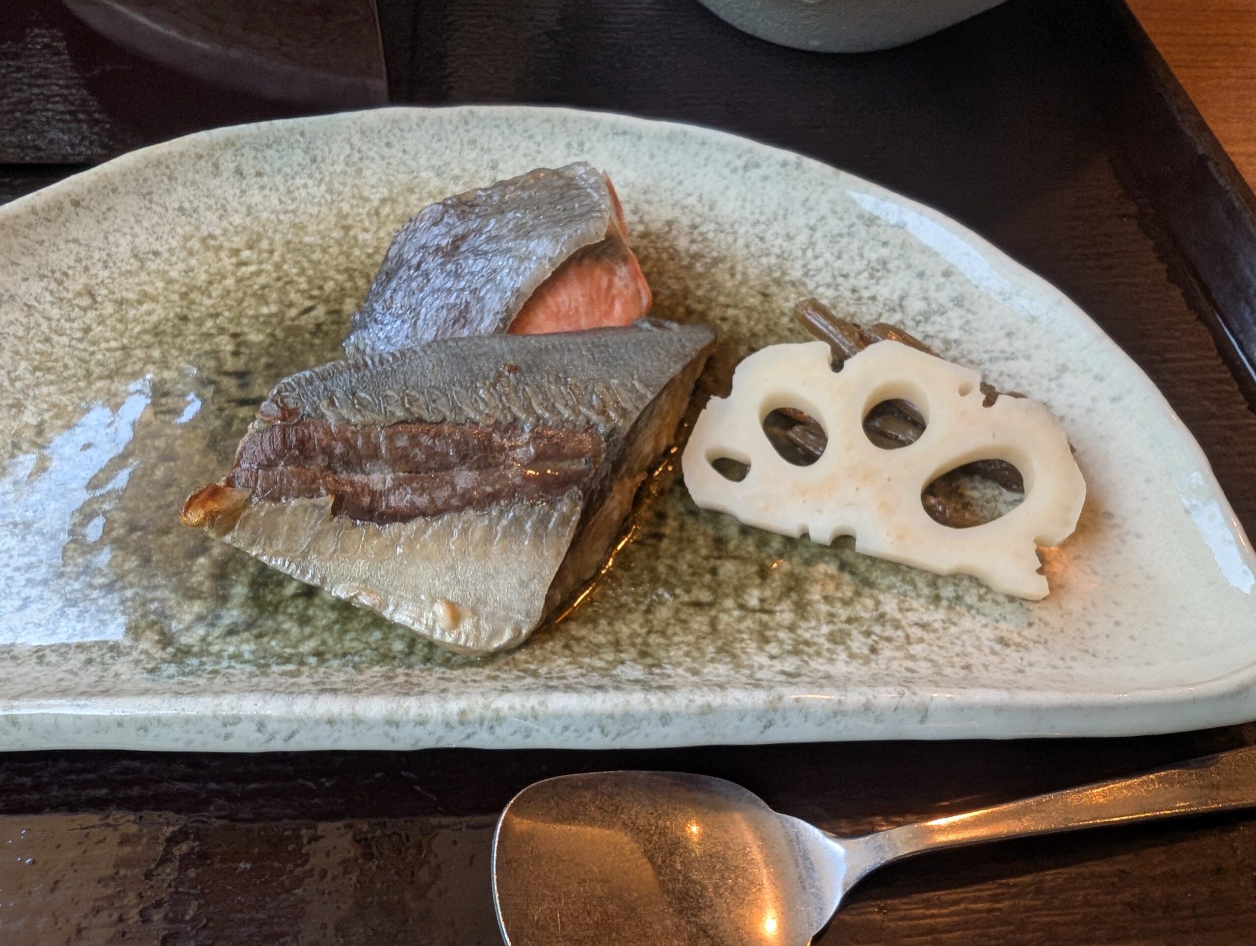 塩の湯温泉 蓮月の朝食の焼き魚
