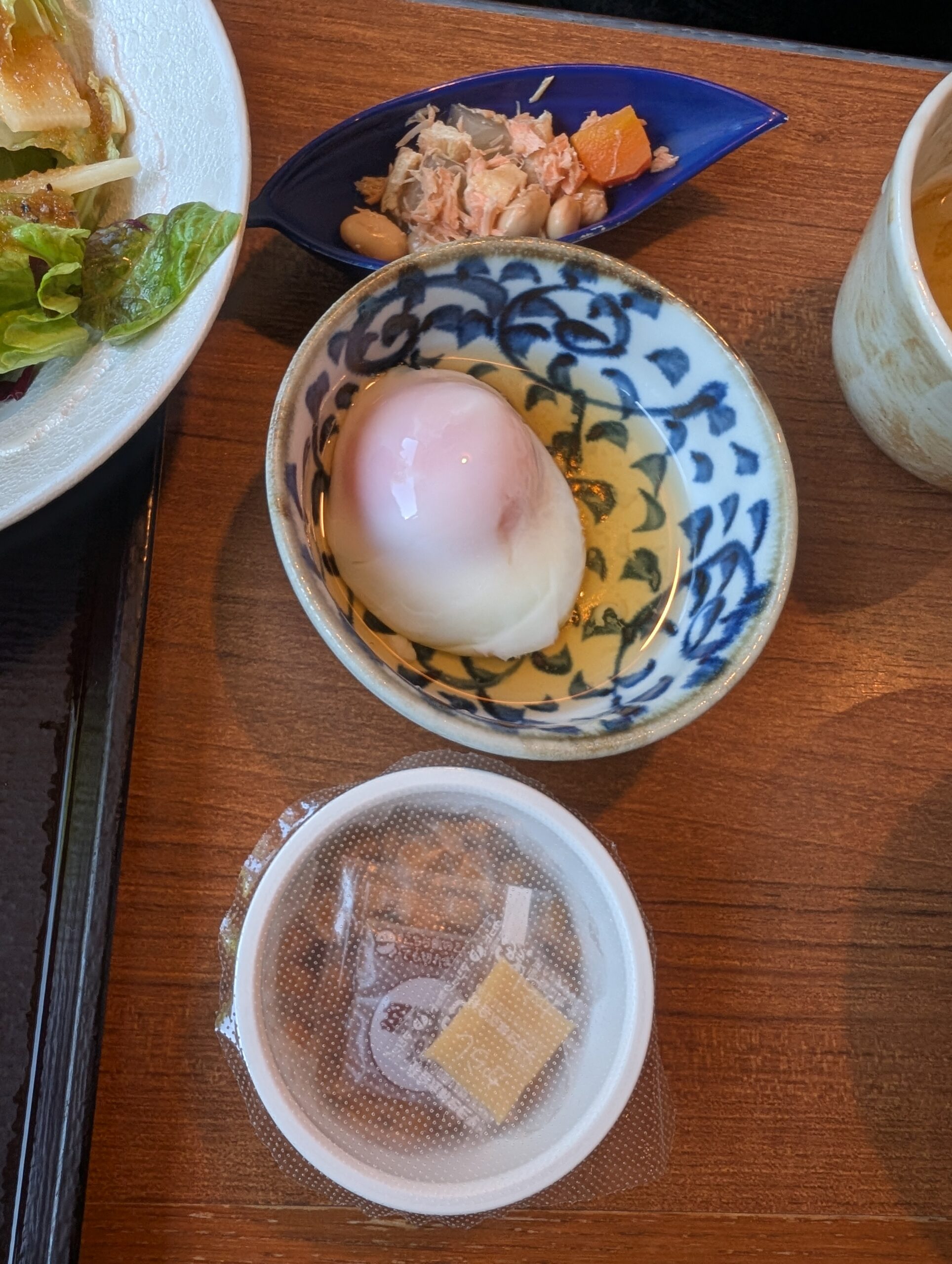 塩の湯温泉 蓮月の朝食の納豆 温泉卵 郷土料理風の煮物