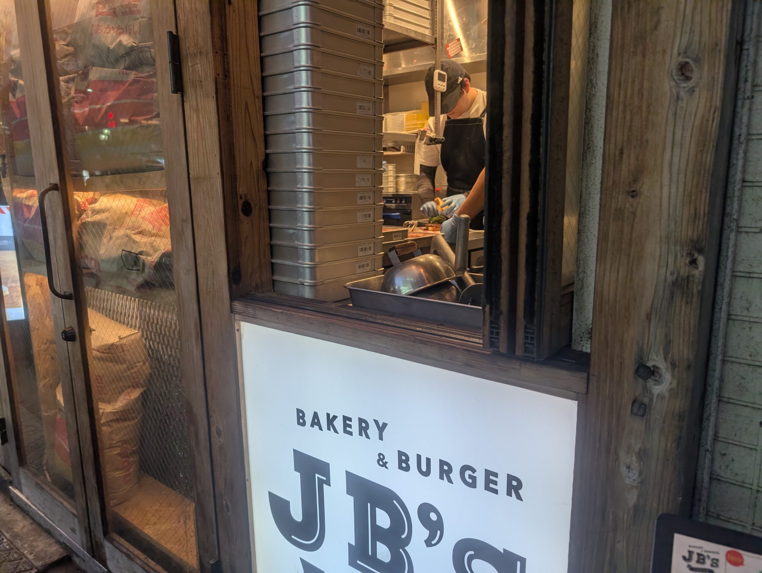 JB's BURGER代々木でトーストにハンバーガーをサンドしている様子