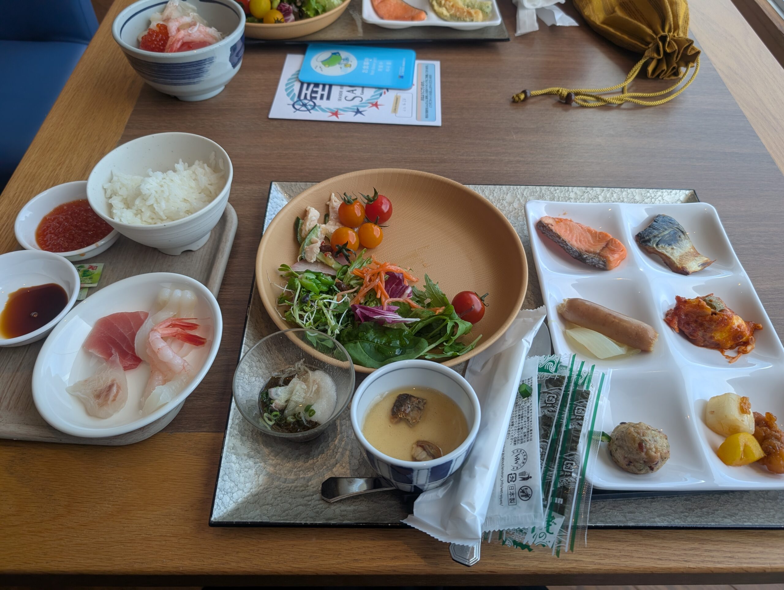 ラビスタ横須賀観音崎テラスの朝食で実際によそった海鮮とご飯