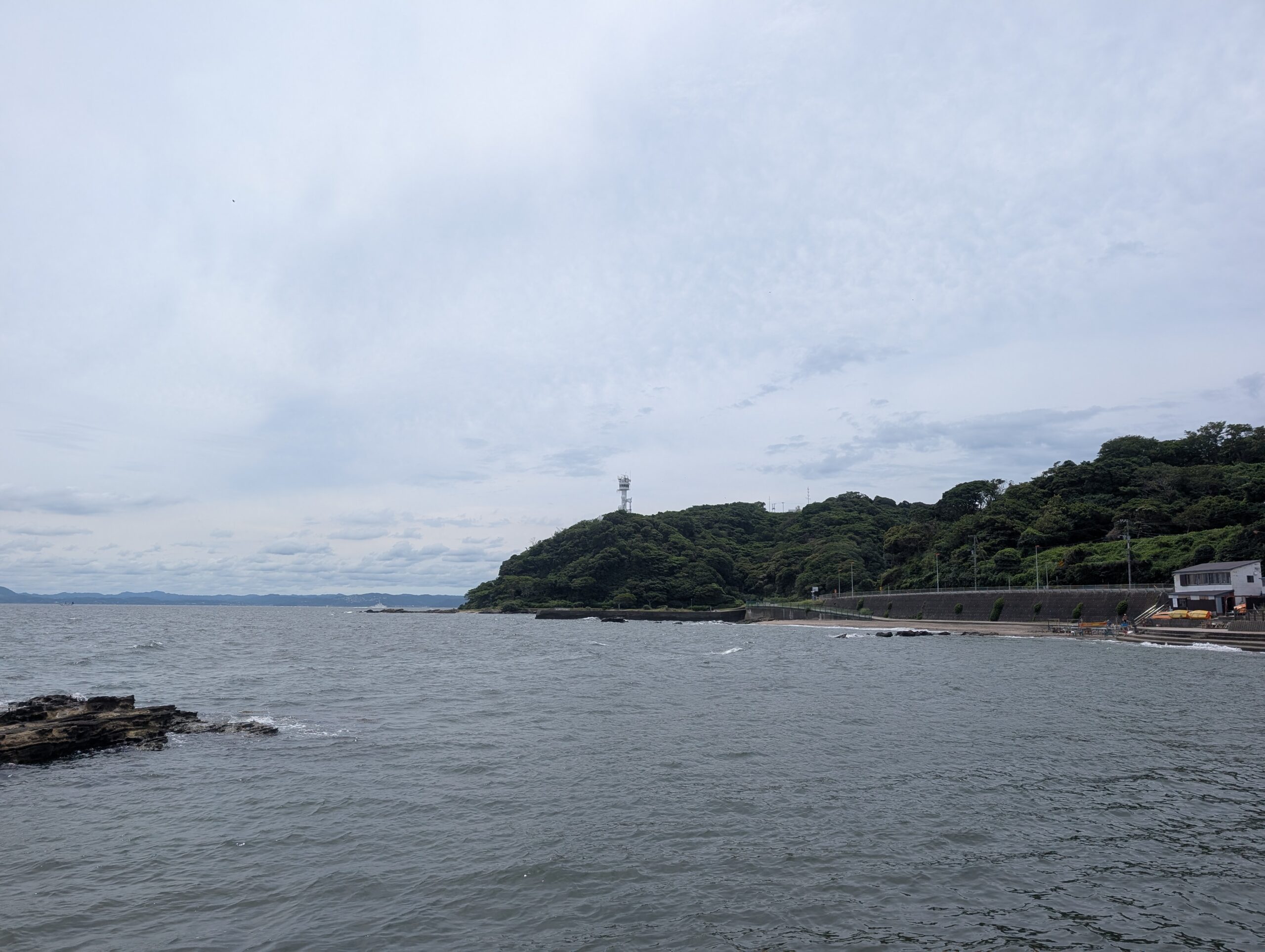 走水観音崎ボードウォークから見える観音埼灯台