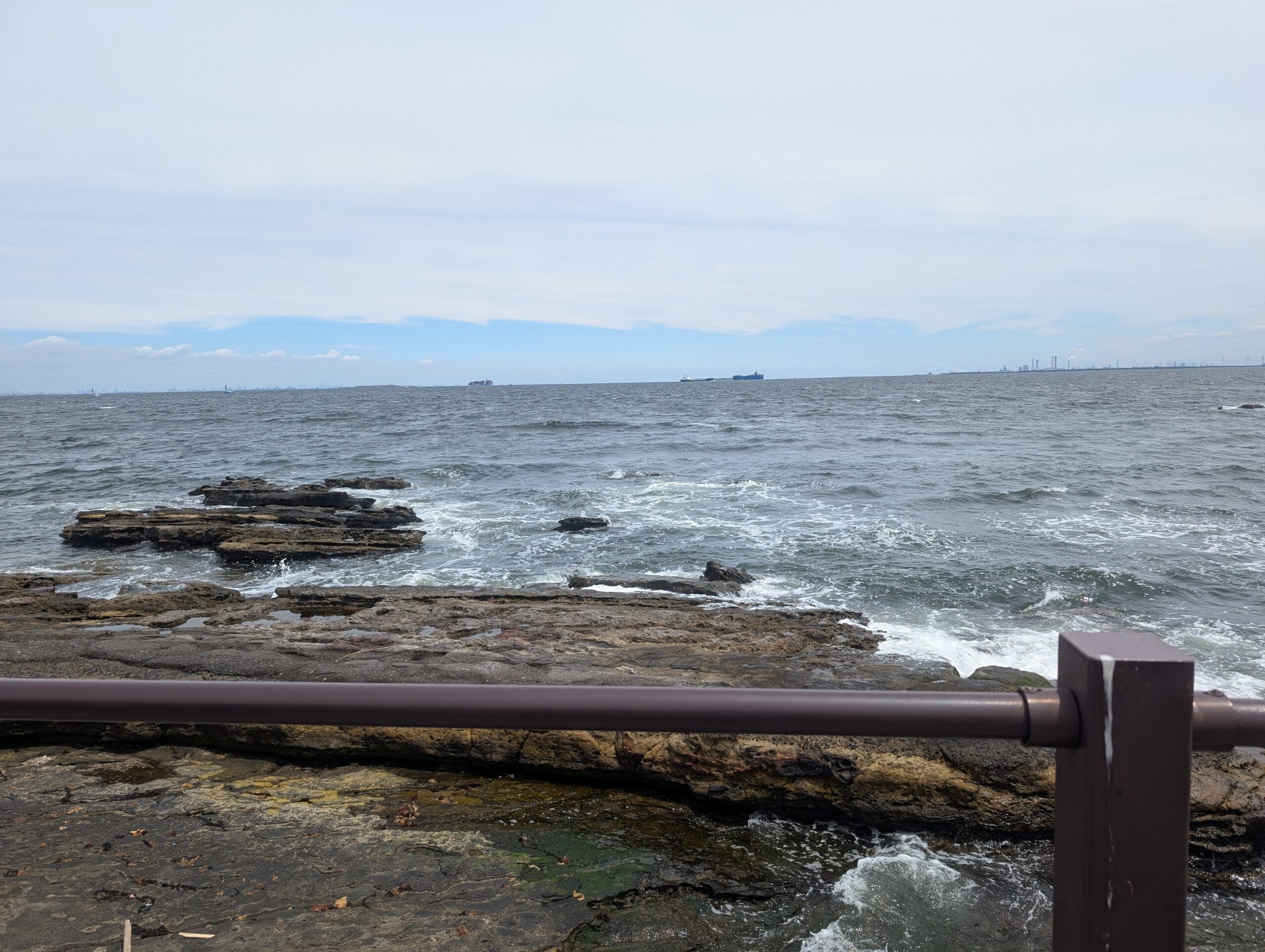 走水観音崎ボードウォークの海沿いの眺め
