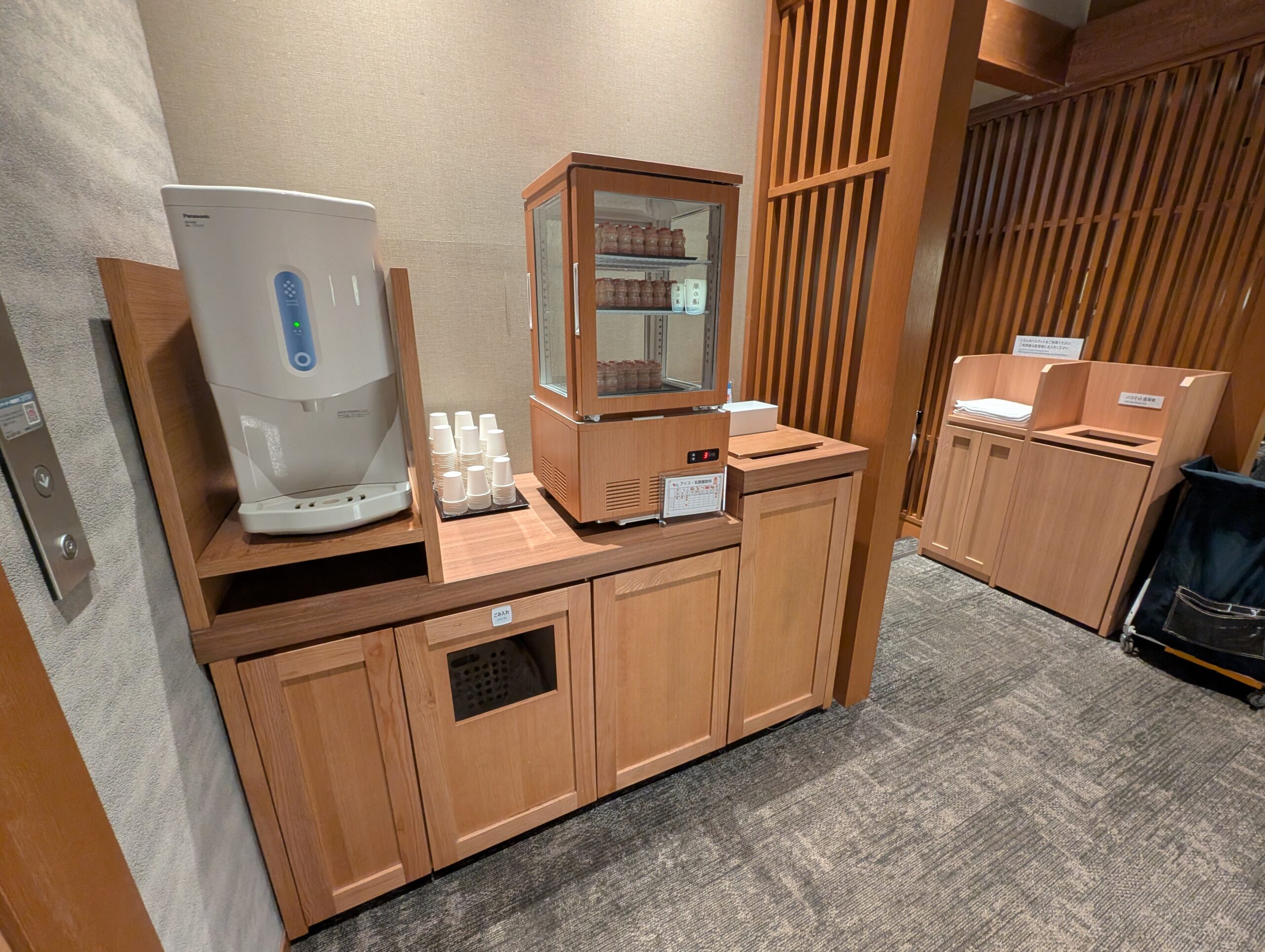 ラビスタ横須賀観音崎テラスの貸切風呂入口にある水と無料サービス