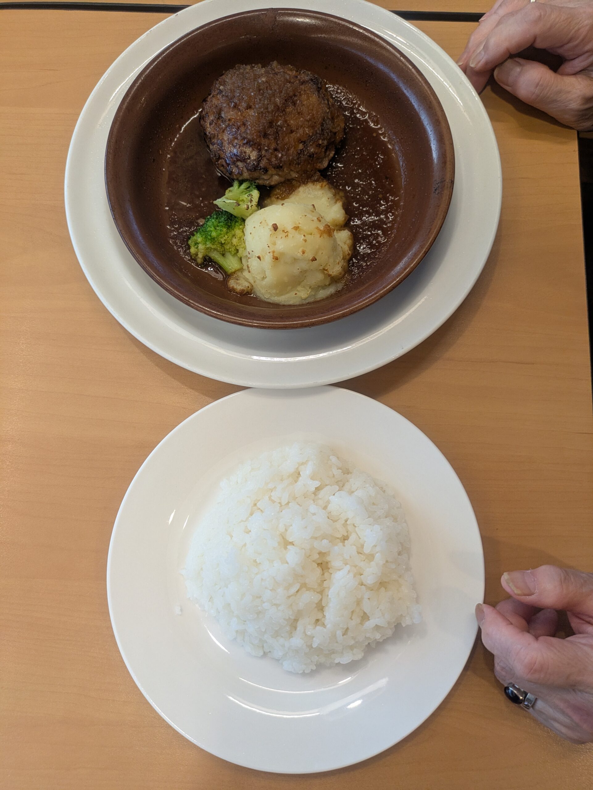 ガストのビーフ100％大葉おろしの粗挽き肉厚ステーキ風ハンバーグ